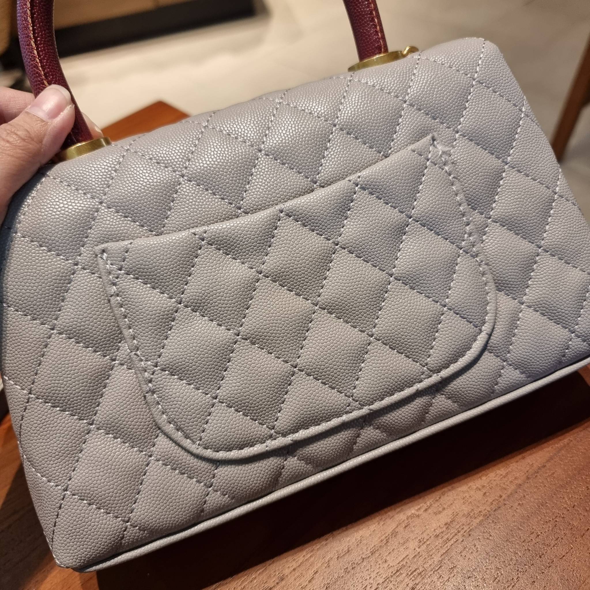 VIP 】รุ่นยอดฮิตตลอดกาล ไซส์กำลังสวย!! จากแบรนด์ Chanel กระเป๋าถือ/สะพาย หนังลายคาเวียร์ โลโก้เด่นชัด เปิด-ปิดกระเป๋าด้วยตัวบิดล็อค อะไหล่สีทองหรู ทรงสวยผู้ดี ภายในกระเป๋ามีช่องโล่งกว้างจุของได้พอสมควร มีช่องซิปแบ่งสัดส่วน ด้านหลังมีช่องเก็บของจุกจิกอีก 1 