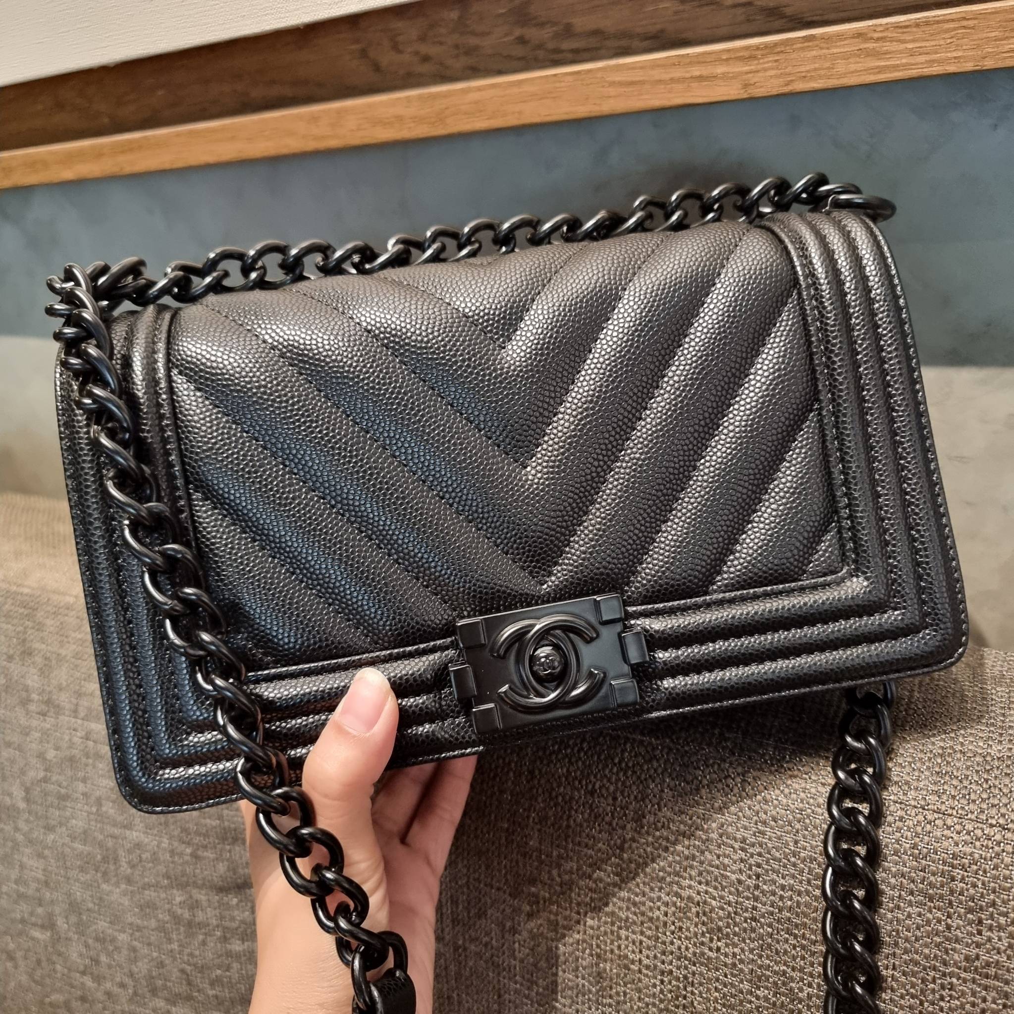 Chanel Boy 10" พร้อมส่งที่ไทย รุ่นสุดฮอต ดีไซน์อะไหล่ดำ เรียบหรูมากๆ!! วัสดุหนังลายคาร์เวีย ทรงคลาสสิคที่สาวๆห้ามพลาด!! ในราคาสุดคุ้ม เปิด-ปิดกระเป๋าด้วยตัวล็อค ภายในโล่งกว้าง ไซส์ใหญ่ใส่ของได้เยอะ มีช่องแยกในกระเป๋า มาพร้อมสายสะพายโซ่สลับหนังรองบ่า 