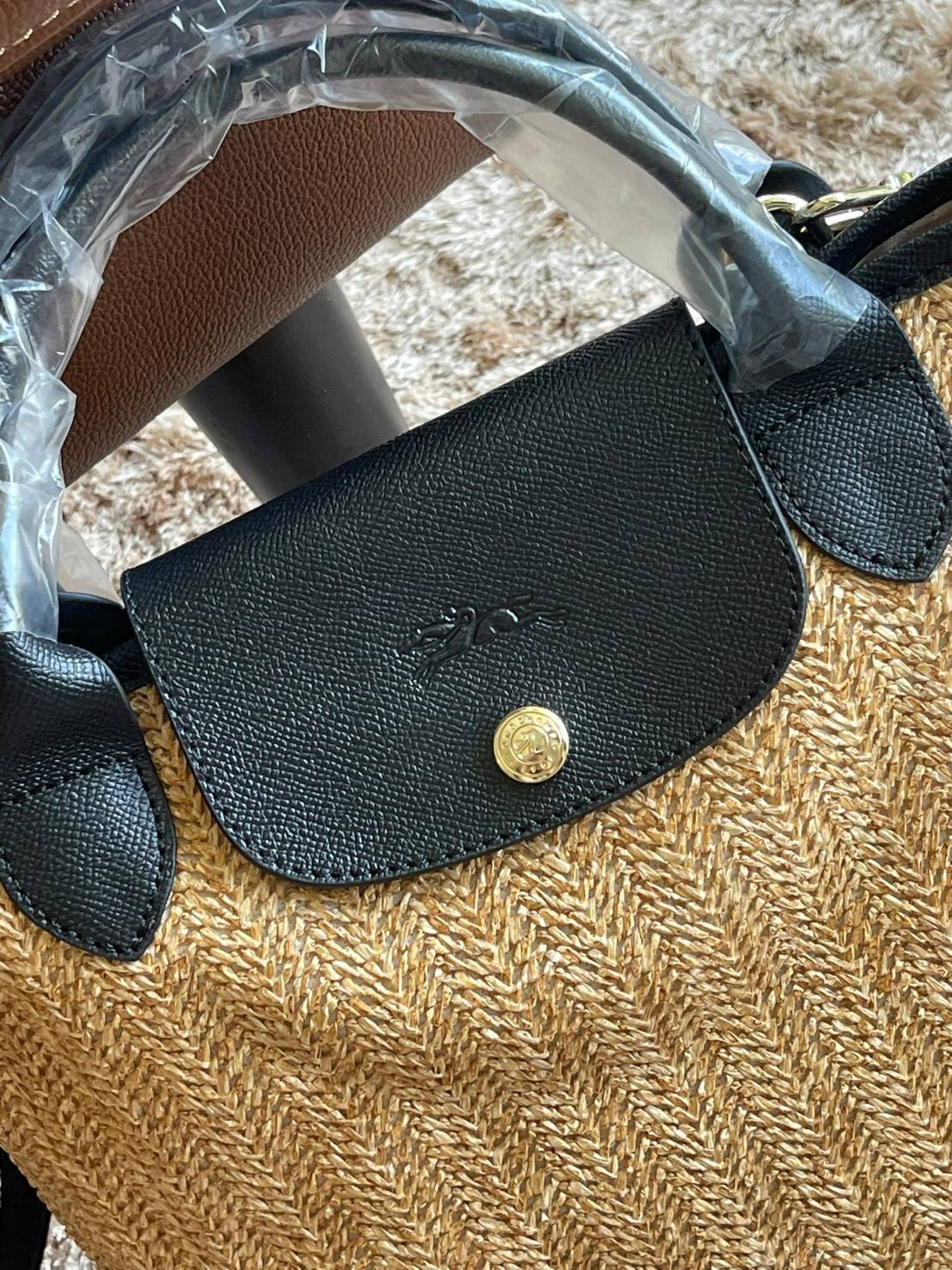 LONGCHAMP LE PLIAGE COLLECTION PAILLE TOP HANDLE BAG มี 3 ขนาด XS/S/M กระเป๋าถือหรือสะพาย งานสาน raffia ปากกระเป๋าตัดด้วยหนังสีดำ ลุคช์สุดเท่ของเหล่า Celebrities กับกระเป๋าปิคนิกสุดฮิตจาก Longchamp อย่าง Le Pliage Paille (เลอ ปลิยาจ ไพล์) ถือเป็นกระเป๋าที