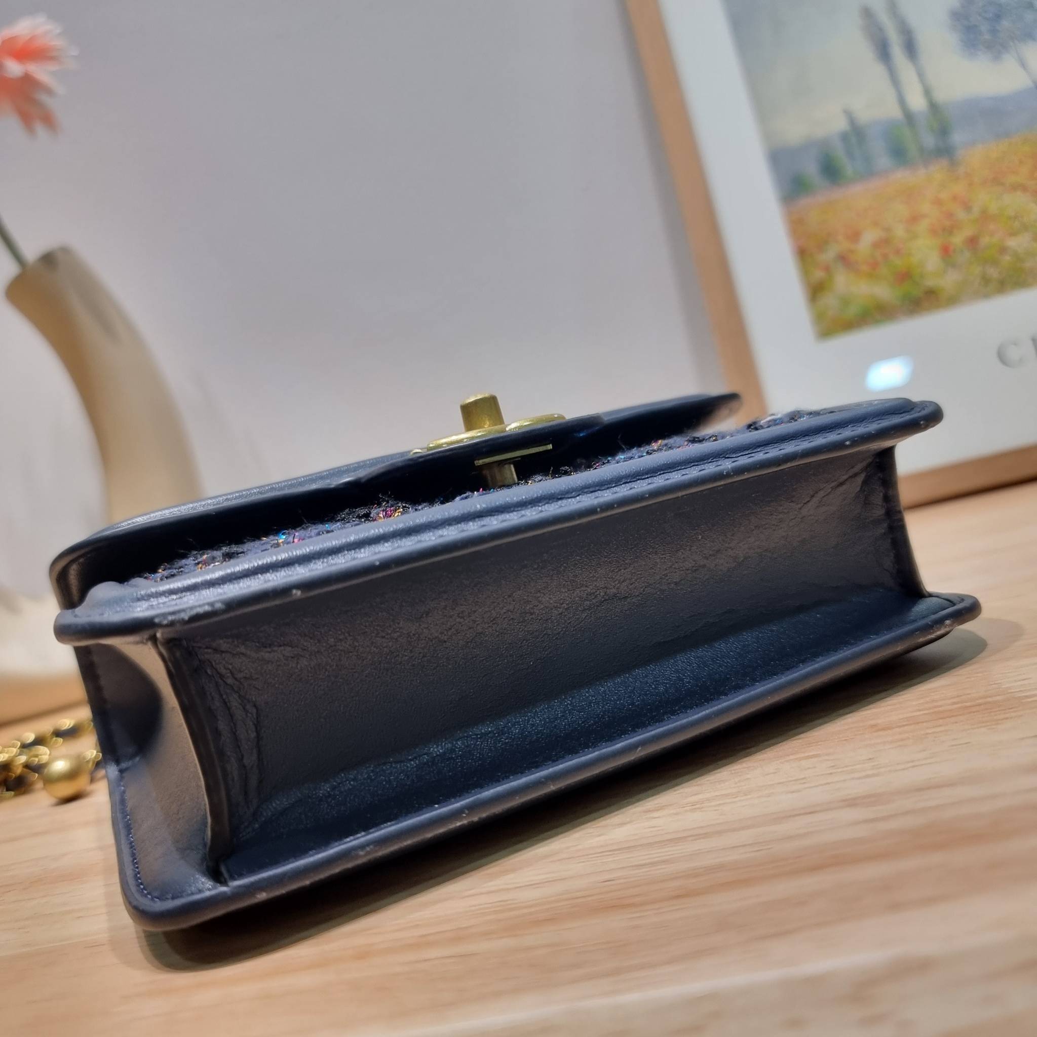 Chanel tweed mini flap bag / Chanel mini top handle กระเป๋าสะพายงานผ้าทวิตเอกลักษณ์เฉพาะของแบรนด์ งานสวยเป๊ะ มาพร้อมสายยาวถอดออกถือสวยๆเริ่ดๆ คิวท์มาก!! ดีเทลน่ารักเพียบ!!