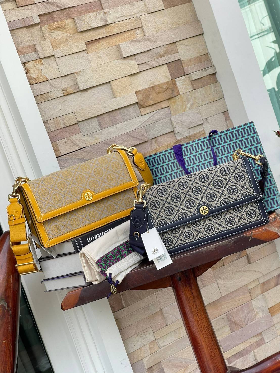 Large Tory burch t monogram jacquard shoulder bag คอลเลคชั่น T Monogram สำหรับคอลเลคชั่นฤดูใบไม้ผลิ 2021 เราสร้างสรรค์ลายโมโนแกรมที่ได้รับแรงบันดาลใจมาจากลวดลายการถักทอผ้าห่มของชาว Pennsylvania Dutch แบบดั้งเดิม เป็นการเฉลิมฉลองโลโก้สุดไอคอนนิคของแบรนด์ โ