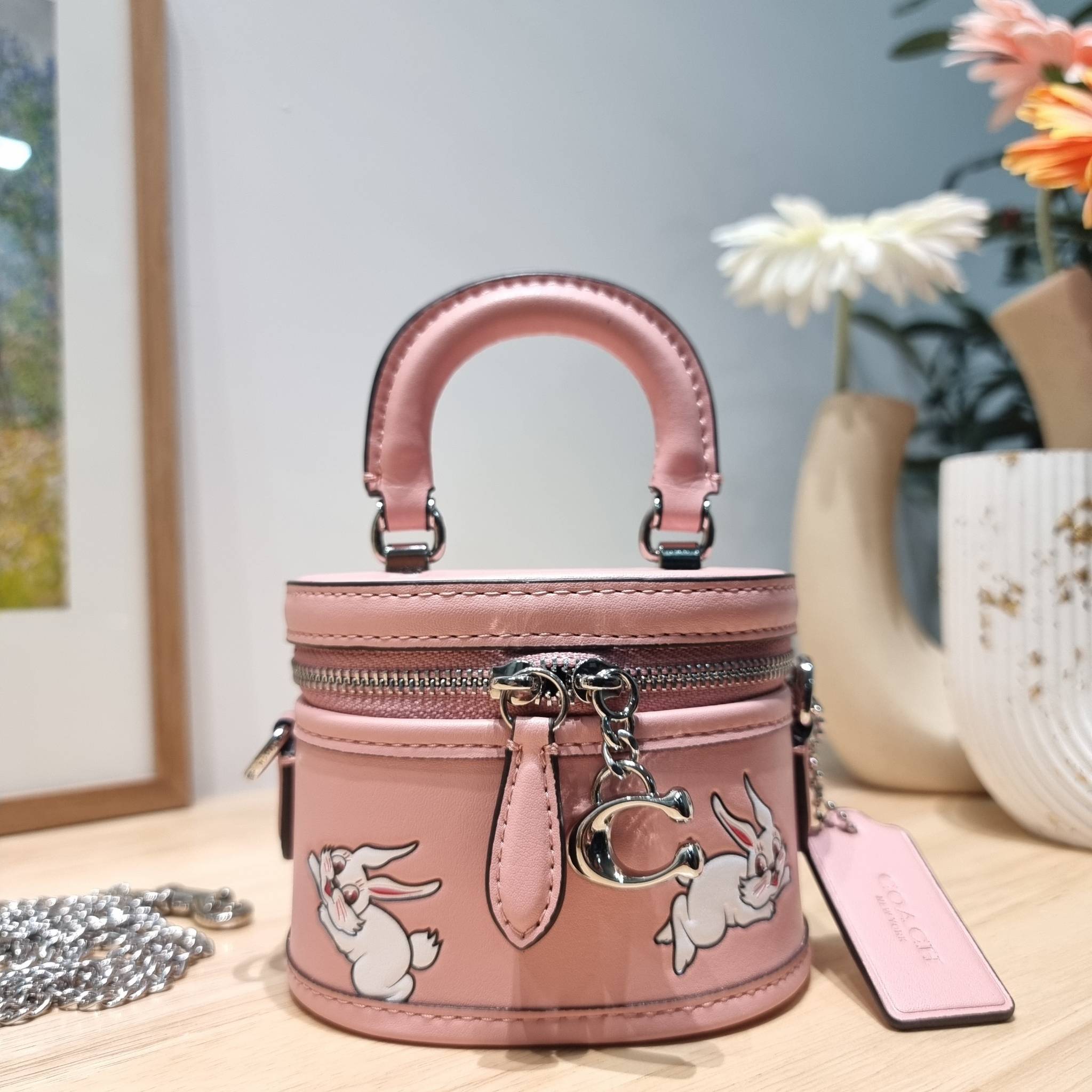 COACH TRAIL CROSSBODY 12 WITH RABBIT PRINT CN596 พร้อมส่ง กระเป๋าสะพายทรงกล่องทรงโค้ง น่ารักสุดฮิต โดดเด่นด้วยน้องกระต่าย และอะไหล่ตัวซีที่หัวซิป ใช้งานสะดวก