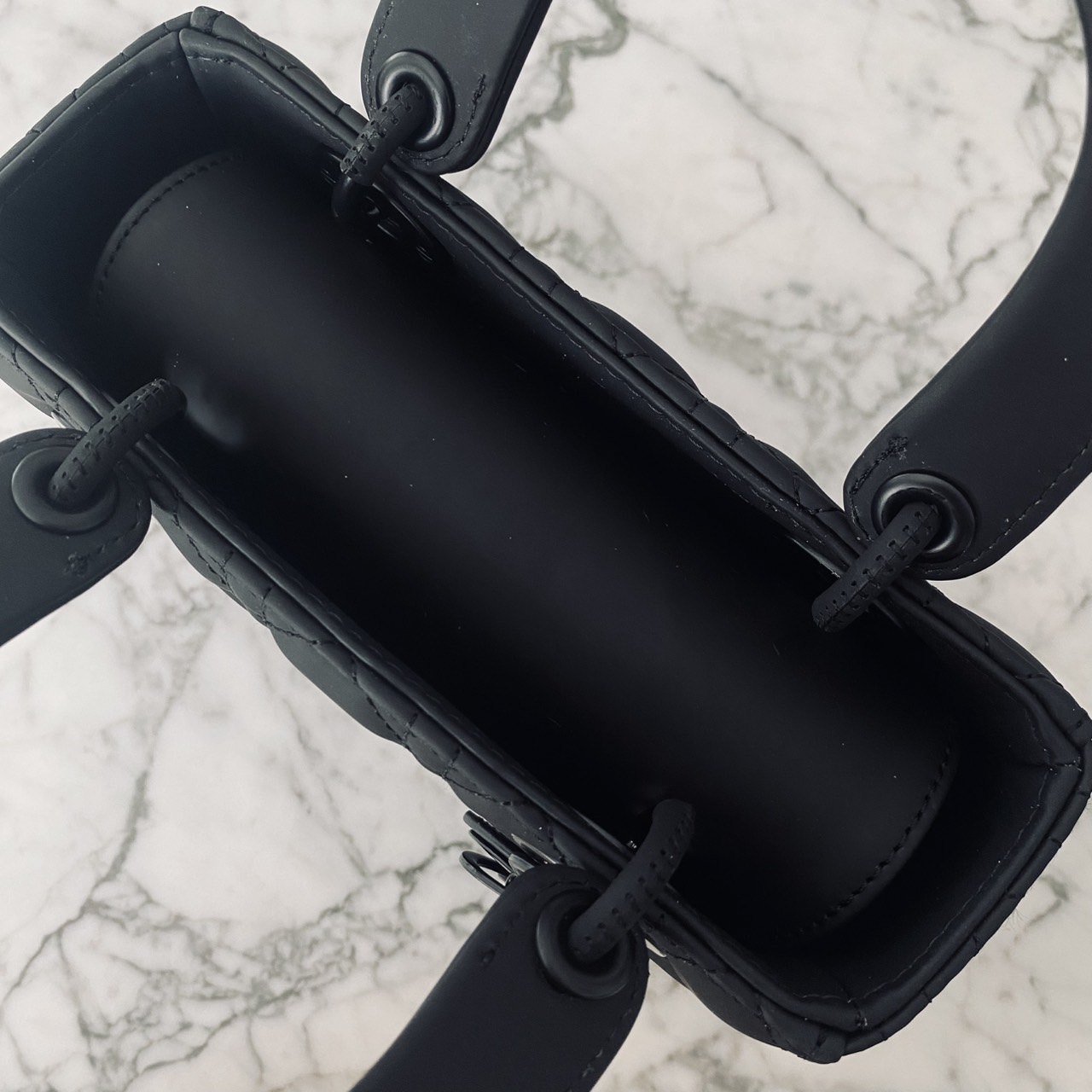 DIOR Small Lady My ABCDior bag Black Cannage Ultra-matte กระเป๋าสะพายดีไซน์เรียบหรู ทรงกล่องคลาสสิค โดดเด่นด้วยพวงกุญแจอะไหล่สีเดียวกับตัวกระเป๋า สีดำผิวแมทท์สุดคลาสสิก ลายเส้นซ้อนทับสวยงาม