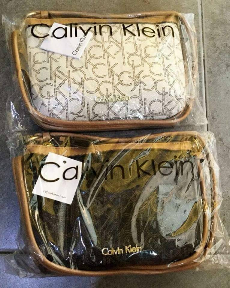 Calvin Klein Cross Body Bag กระเป๋าสะพายรุ่นใหม่ล่าสุดหนังสวย สกรีนลาย Signature แบรนด์รอบใบ ประดับโลโก้แบรนด์ สีทองด้านหน้า เปิดปิดด้วยซิป น้ำหนักเบา ภายใน โล่งกว้าง มีช่องใส่บัตร และช่องซิป ใส่ iphone+ ได้ มาพร้อมสายสะพายยาว ขนาดกำลังน่ารัก สะพายคล่องตั