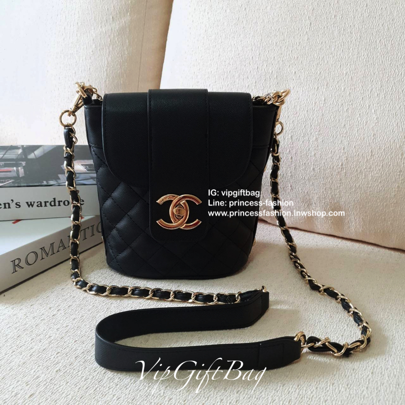 รุ่นใหม่ล่าสุด ตามคำเรียกร้อง!! **สวยหรูคลาสสิค CHANEL VIP GIFT CROSSBODY BAG งาน CHANEL VIP GIFT ของแท้ 100% จากเคาเตอร์แบรนด์ CHANEL ทรงสวย ขนาดกำลังดี วัสดุหนัง CAVIER เปิดปิดด้วยกระดุมหน้าแบบบิดปลอดภัยหายห่วง ด้านในมีซิปอีกชั้น อะไหล่ทอง หัวซิปปั้มแบร