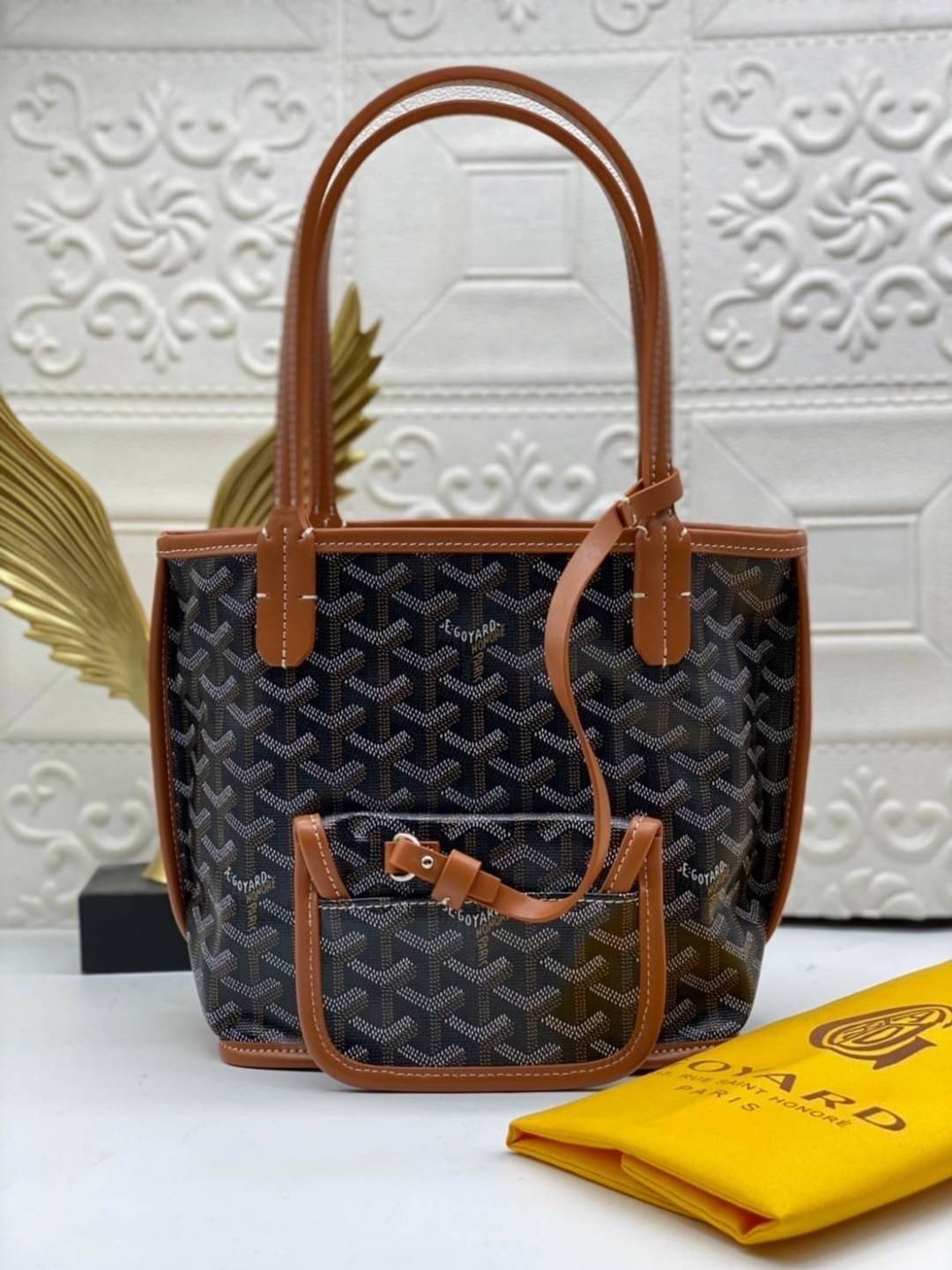 9 สี GOYARD ANJOU TOTE MINI / Goyard Mini Tote เกรดออริจินอลสลับแท้ ใช้งานต่างประเทศได้ ฮอตไอเท็ม กับกระเป๋าสะพายทรงโท้ท ไซส์มินิ กะทัดรัด มาครบสีขายดี เลิศทุกสี รูปทรงคลาสสิค ดีไซน์เป็นเอกลักษณ์ ใช้งานได้หลากหลาย