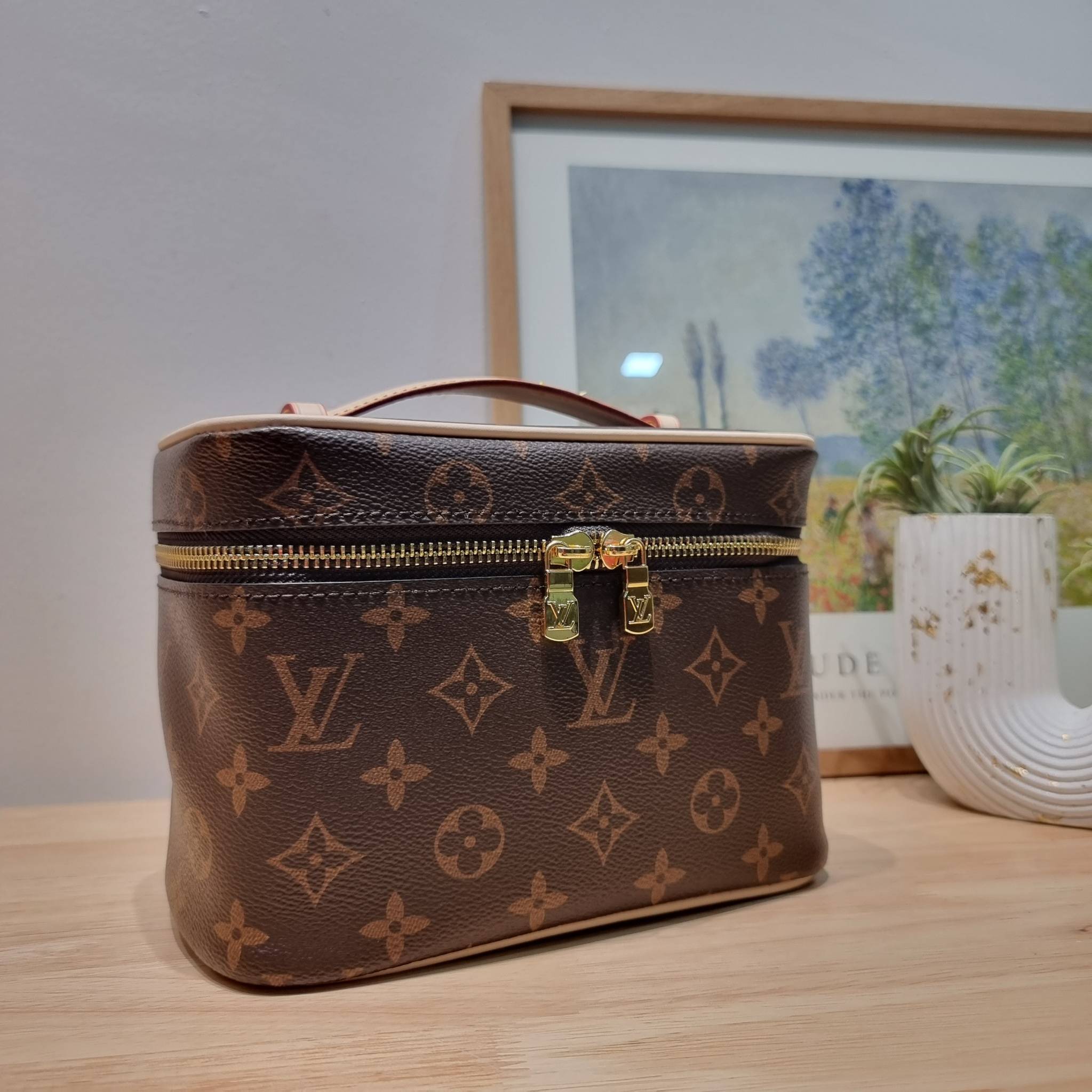 LV NICE MINI MONOGRAM BAG เบสท์เซลเลอร์คอลเลคชั่น ที่ใครๆก็ต้องมีใช้ กับกระเป๋า cosmetics ทรงกล่อง ใส่เครื่องสำอางค์ หรือจะใช้ใส่ของพกจำเป็นประจำวันก็ได้ สบายๆ