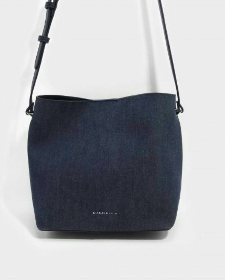 CHARLES & KEITH SLOUCHY SLING BAG 2018 กระเป๋าสะพายข้าง ปรับเปลี่ยนรูปทรงใช้งานได้ไม่จำเจ ปากกระเป๋าเป็นแม่เหล็ก มีสายเกี่ยวเพื่อปรับรูปกระเป๋า ให้เป็นทรงขนมจีบได้ค่ะ ภายในกระเป๋าโล่งกว้าง ใส่ของจุ รุ่นนีพิเศษ มีกระเป๋าใบเล็กแบบซิปห้อยมาให้อีก 1 ใบค่ะ ถอด