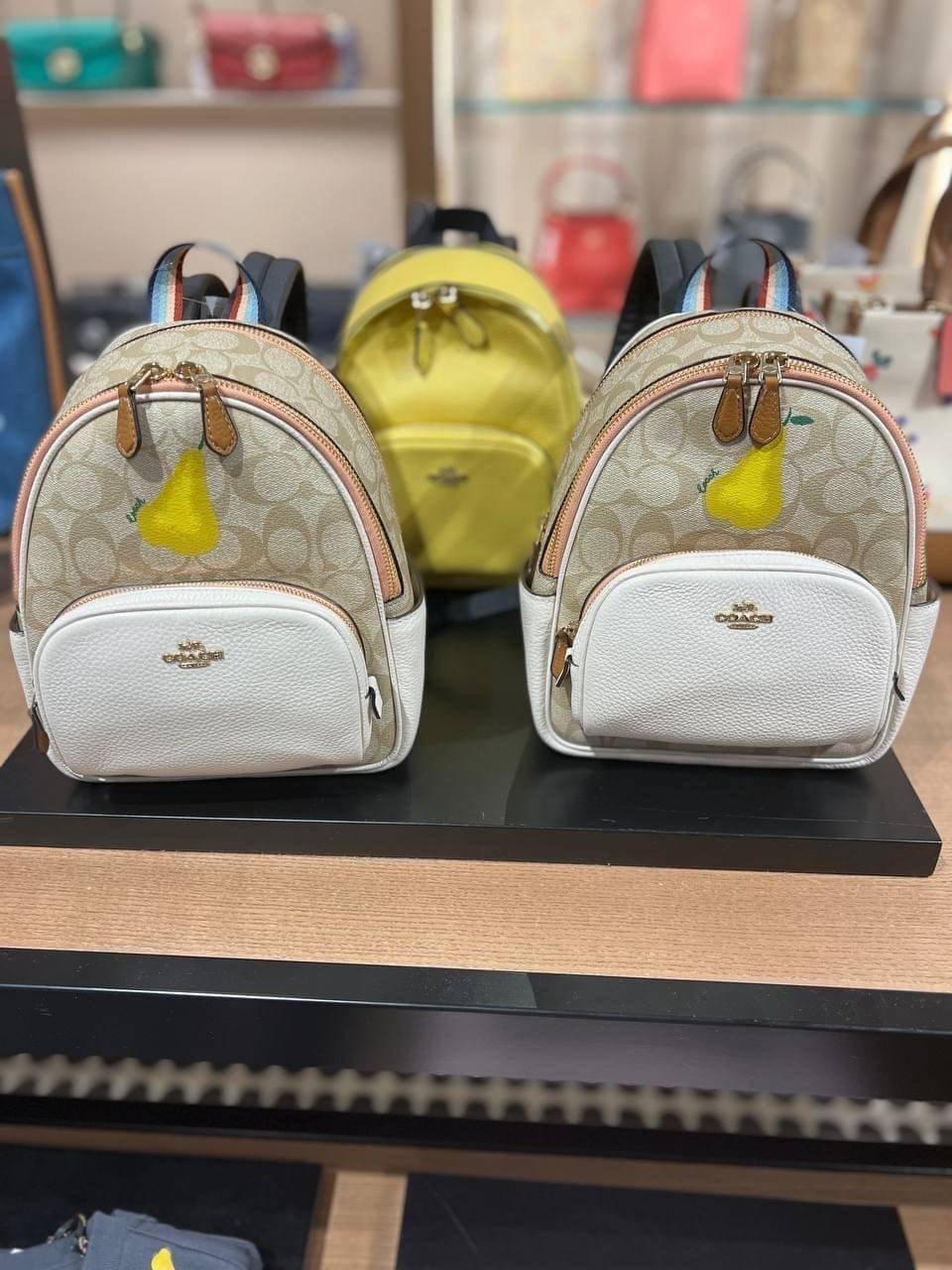 COACH Mini Court Backpack In Signature Canvas With Butterfly / With Radish C8259 C8257 🌈ต่อกันเลย สวยกันก่อน วางน้องไม่ลงเลยจริงๆค่าา😍 พร้อมส่ง! ยังไม่เข้าไทย กับกระเป๋าสะพายหลังแบบมีหูหิ้วในตัว บอกก่อนเลยว่าหนังของน้องทั้งนิ่ม ทั้งสวย อย่