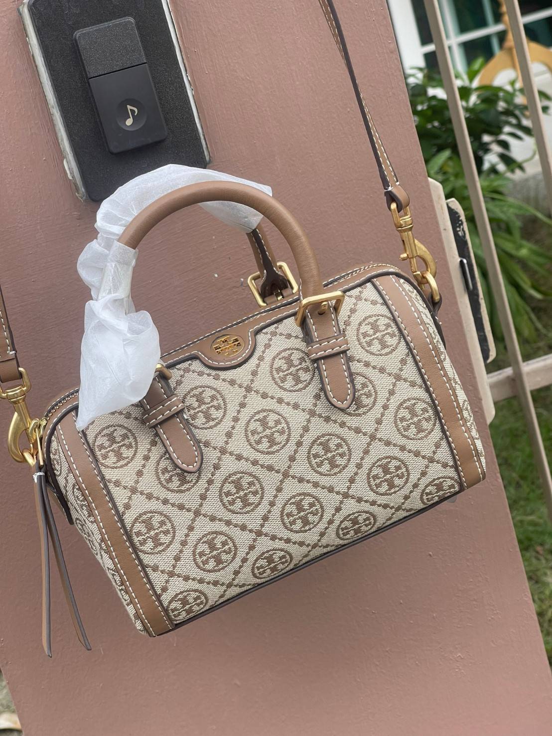 small: Tory burch T Monograme Jacquaed Mini Duffle Bag เป็นทรงกระเป๋าที่มีความฮอตฮิตตลอดกาล ด้วยรูปทรงคลาสสิคและเหมาะใช้งานเข้ากับทุกสถานการณ์ ไม่ว่าจะเป็นกระเป๋าสะพายไหล่ เพิ่มความคล่องตัวและเข้าได้กับทุกลุค ไม่ว่าจะเป็นวันสบายๆ หรือวันที่ต้องออกไปทำกิจก