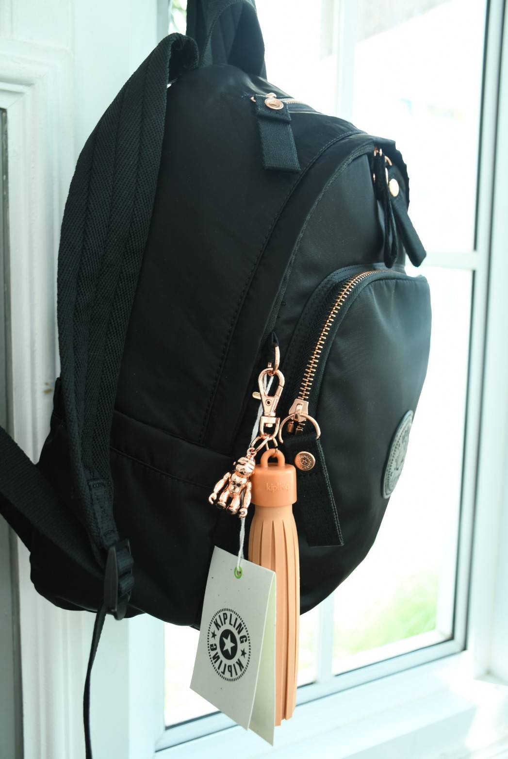 KIPLING Delia Medium Backpack with Front Pocket and top handle กระเป๋าเป้ไซส์ขนาดกลาง วัสดุ Polyester100% อะไหล่สี Rose gold พวงกุญแจmonkeyและพู่หนังrubber เพิ่มความหรูหรา