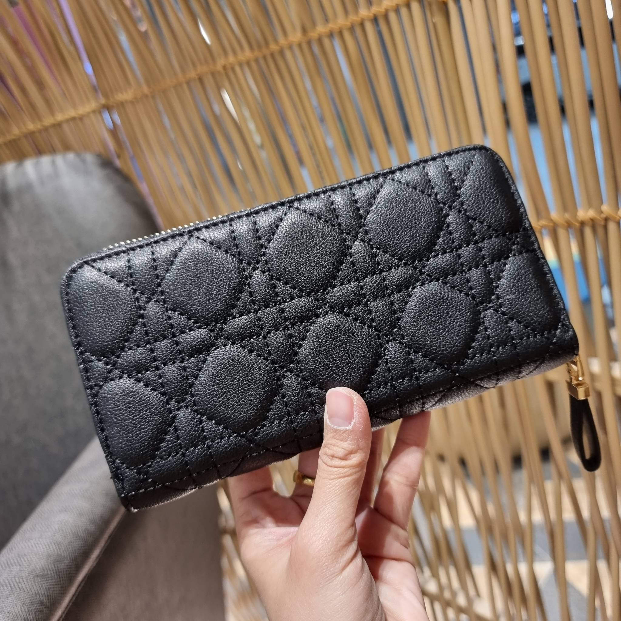 VIP 】CD LONG WALLET WITH GWP ใหม่ล่าสุด กระเป๋าสตางค์ใบยาว พิเศษจาก duty free ใบจริงสวยคม ใช้แล้วรับทรัพย์ ขับผิว วัสดุหนังแท้เต็มใบ สัมผัสดีงาม เปิด-ปิดด้วยซิปรอบ ภายในใส่บัตรได้เยอะ ใส่ธนบัตรได้เต็มที่ มีช่องซิปใส่เหรียญได้ พร้อมส่งความสวยถึงบ้านแบบครบเ