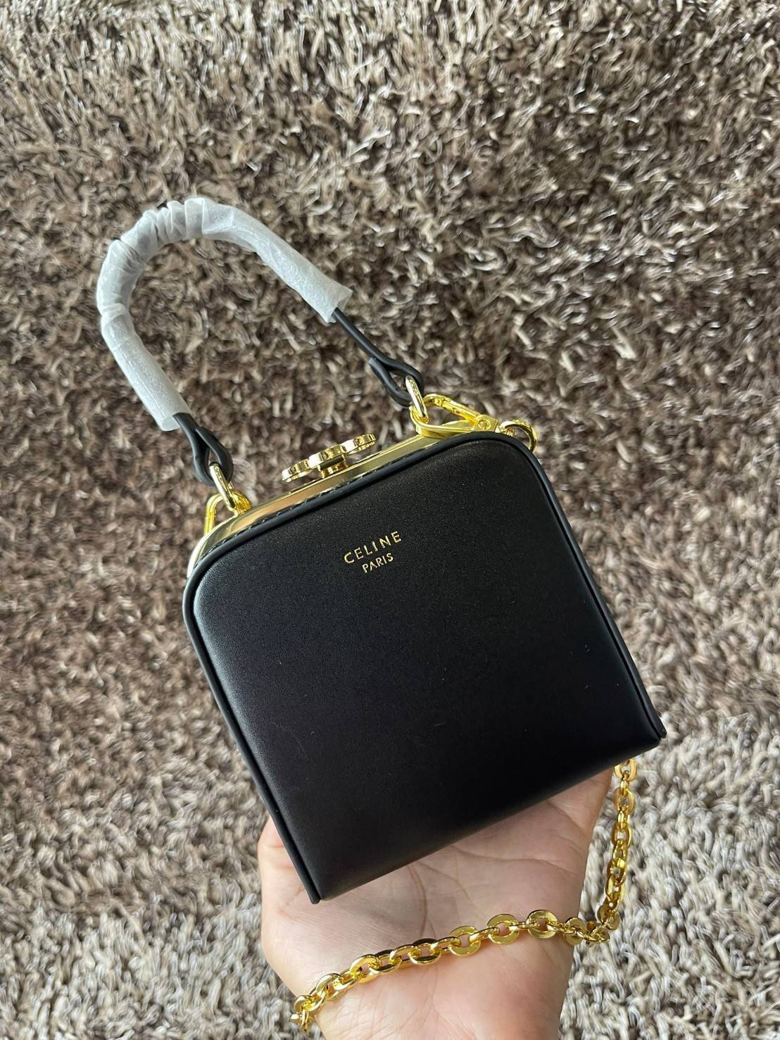 Celine Triomphe Minaudiere สาว ๆ คนไหนไม่เน้นพกของเยอะ แต่ต้องการกระเป๋าที่ให้ความเรียบหรู ดีไซน์เก๋ เหมาะสำหรับดินเนอร์มื้อค่ำ หรือช้อปปิ้งเบาๆ ใบนี้แนะนำเลยคะ เป็นกระเป๋าขนาดกะทัดรัด ถือและสะพายไหล่ได้ ให้ความคล่องตัว นับว่าเป็นอีกหนึ่งแอสเซสเซอรี่ที่น่