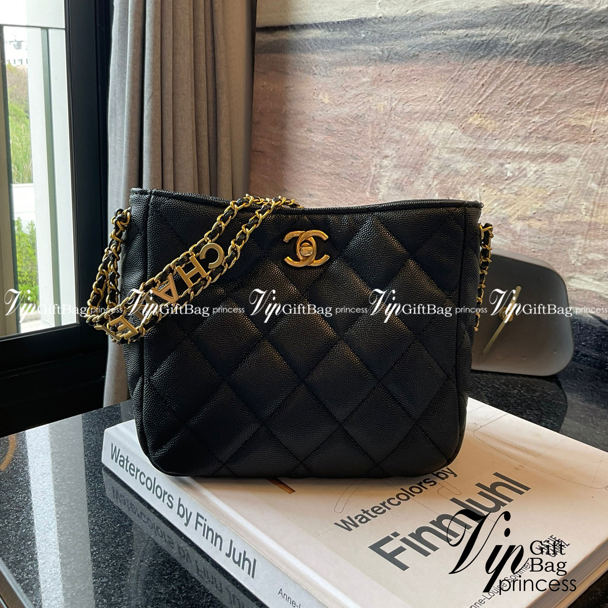 Chanel 22s small hobo bag black caviar / CHANEL VIP GIFT CAVIER BAG กระเป๋าทรงสะพายข้าง ที่กำลังมาแรงมาในตอนนี้ ตัวกระเป๋าเป็นหนังลายคาเวียร์สวยหรูมาก อะไหล่ทองวินเทจทั้งใบ ด้านหน้าประดับโลโก้แบรนด์ เปิดปิดด้วยตัวหมุนล้อค ด้านในใส่กระเป๋าสตางค์ได้ถึงใบยาว