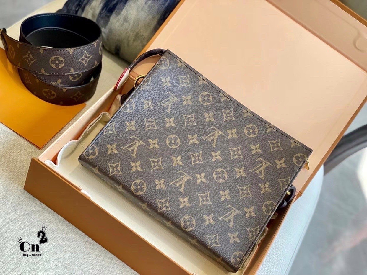 LV Toiletry 26 with strap / LV Toiletry Pouch 26 in Monogram Reverse Canvas with Wide Shoulder Strap Replica ต๊าซมากแม่ ลุคนี้ความเท่ ความปังได้หมด มาใหม่ลายโมโนแกรม งานซิปมา2 สาย งานสวยเป๊ะมาก ได้หญิงสะพายได้ ผู้ชายสะพายดี ใครหาอยู่ห้ามพลาดน้า งานอะไหล่ป