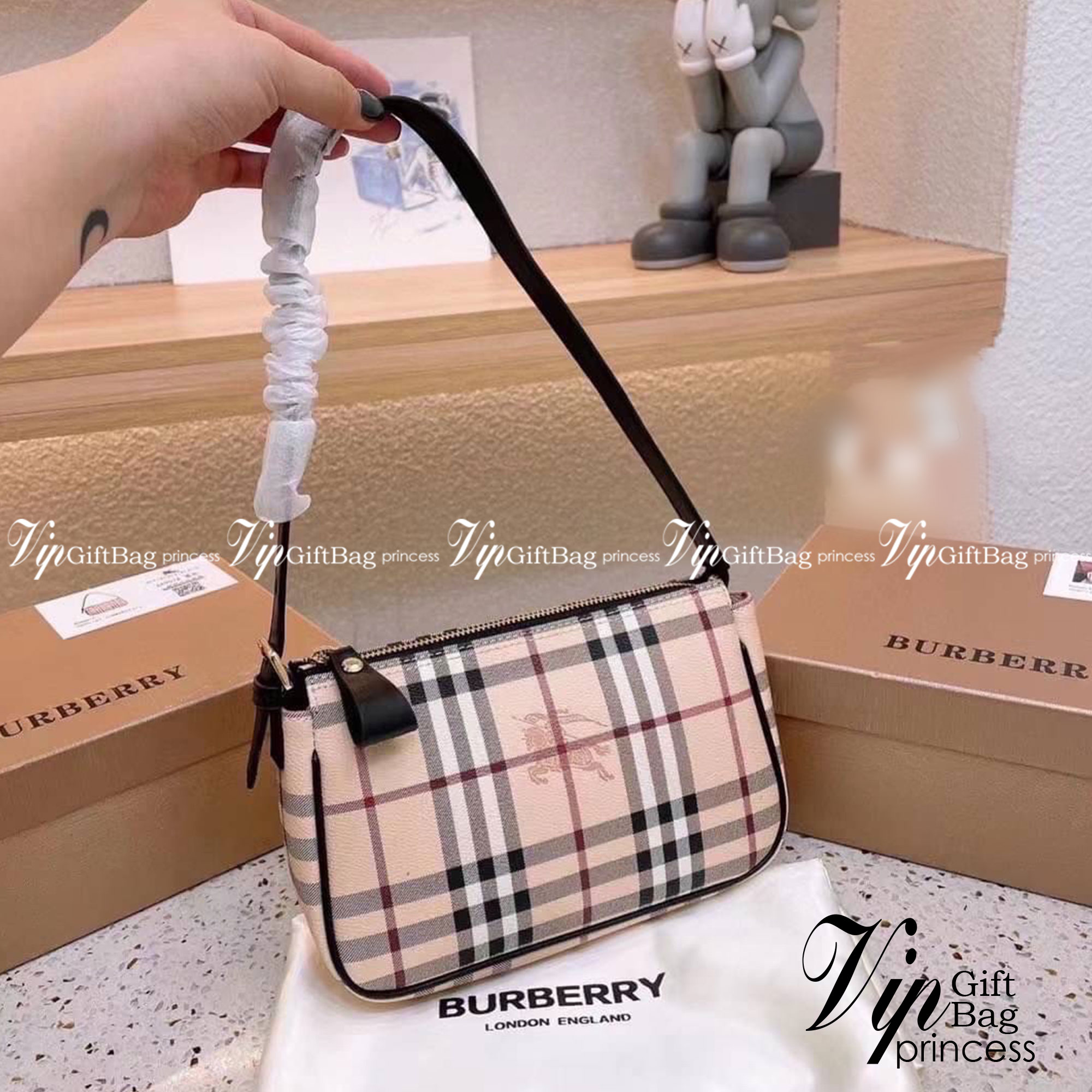 Burberry Vintage Bag / Burberry Nova Check Small Shoulder Bag พร้อมส่งที่ไทย กระเป๋าสะพายไหล่ Vintage Check ที่ถือว่าเป็นสัญลักษณ์อันเก่าแก่ของแบรนด์ ภายในเป็นช่องโล่งกว้าง และมีคุณสมบัติการใช้งานที่ครบครัน
