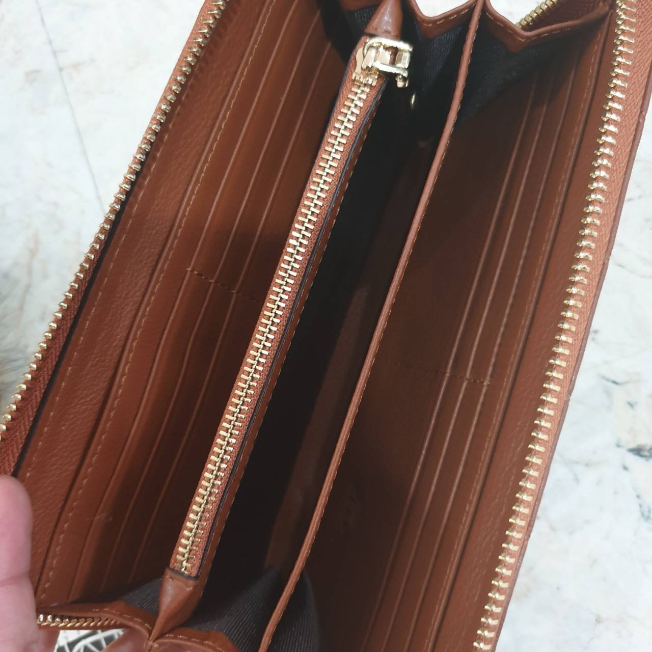 กระเป๋าสตางค์ Size ยาว ซิปรอบ สวยรับเงินมากใบนี้ คอนเฟิร์ม 💵💵 ใครกำลังหากระเป๋า size ห้ามพลาดนะคะ หนังสวยจริงๆ หนังวัวแท้ ตีตาราง นิ่ม ฟู ใช้หนังเกรดดีที่สุด สวยมาก KEEP • Super Rich ( Long )• กระเป๋า สตางค์ขนาดยาว ซิปรอบ ภายใน จุของคุ้ม ใ