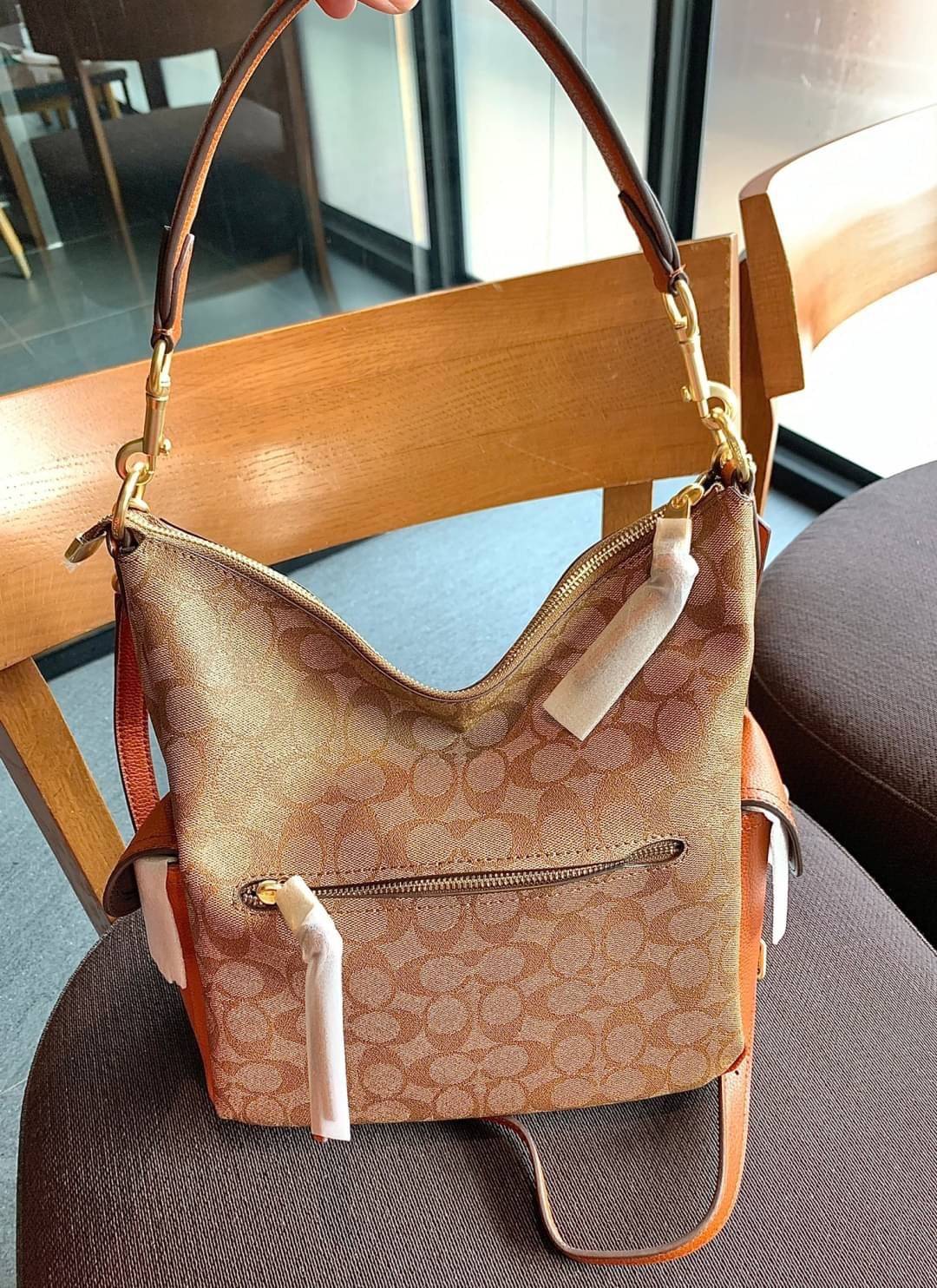 COACH PENNIE SHOULDER BAG ((C1523)) ✔️กระเป๋าหิ้ว//คล้องไหล่//สะพายข้างได้ สุดคุ้ม! ✔️ใบใหญ่ ทรงสวยใส่ของได้จุมาก หนังแท้ หนังนิ่ม สัมผัสแล้วหลงรักแน่นอนค่ะ ✔️ปากกระเป๋ากว้าง ล้วงหยิบของสะดวกมากๆ ภายในกระเป๋าโล่งกว้าง สัมภาระเยอะๆหายห