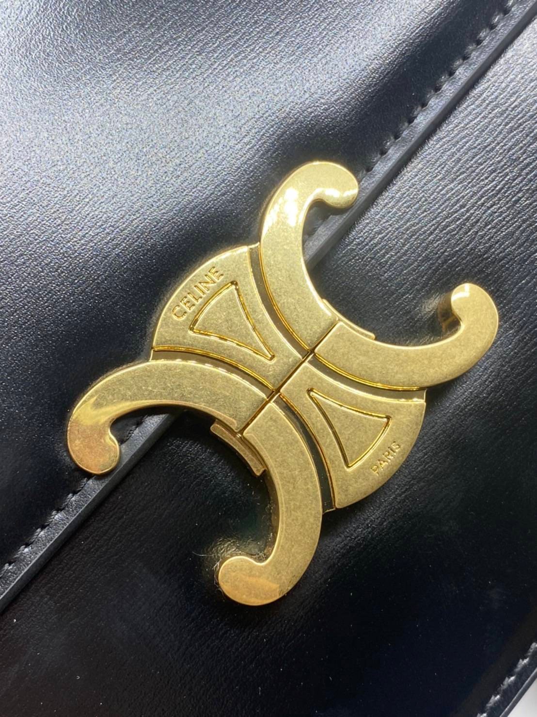 หนังแท้ CELINE TRIOMPHE CROSSBODY BAG ดีไซน์ยอดนิยมสไตล์สาว LISA ทรงสี่เหลี่ยมหนังสวยหรูอยู่ทรงเปิดปิดด้วยฝาปิดโลโก้แบรนด์อะไหล่ทอง ภายในมีช่องหลัก ช่องย่อย และช่องซิป สามารถใส่มือถือของใช้จุกจิกได้เยอะ มาพร้อมสายสะพายหนังยาวปรับระดับได้ จะสะพายไหล่ CROSS