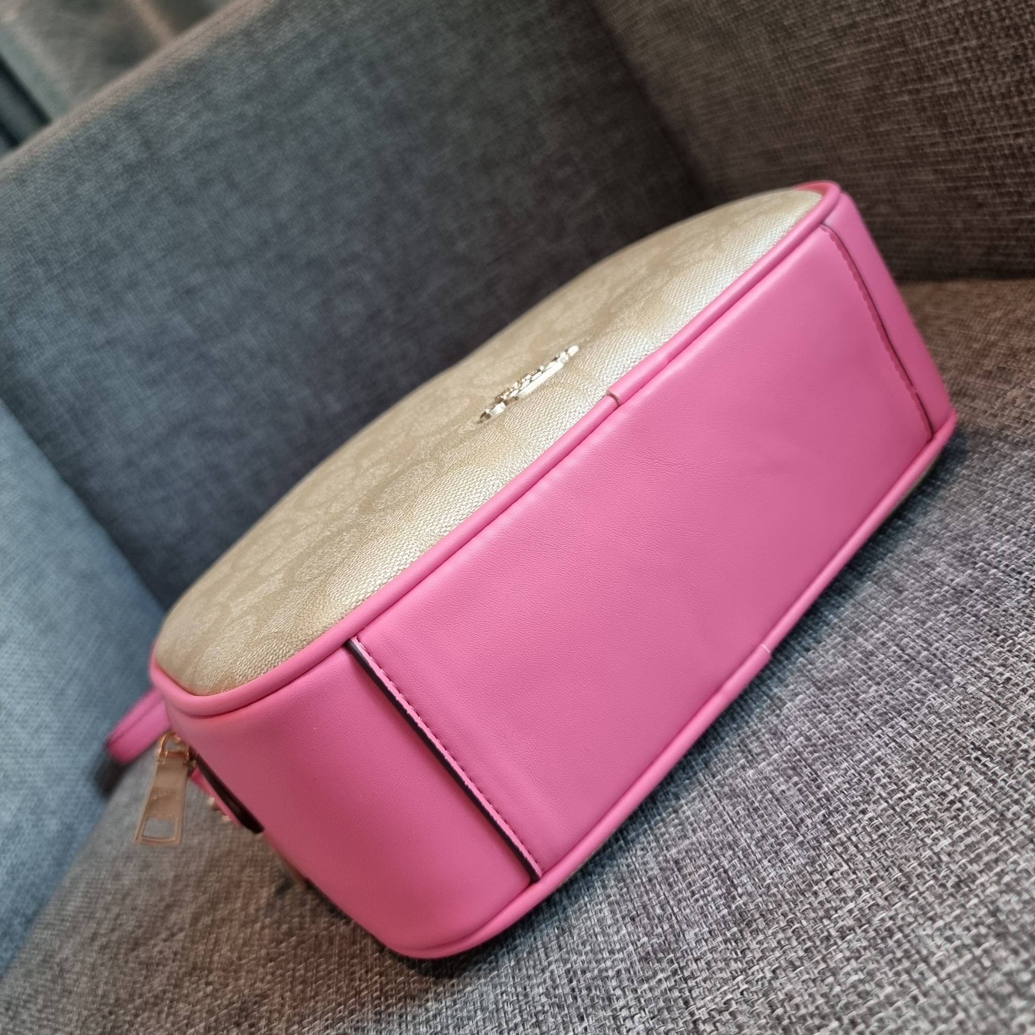 OUTLET 】COACH F68168 JES CROSSBODY IN SIGNATURE CANVAS รุ่นยอดฮิต!! กระเป๋าสะพายข้าง รุ่น 2 ซิป ใบใหญ่จุใจ สีคลาสสิคขายดี!! วัสดุหนังแคนวาสเคลือบลาย เปิด-ปิดด้วยซิป 2 ช่องหลัก ใช้งานง่าย ทรงสวยมากๆรุ่นนี้ มาพร้อมสายสะพาย crossbody ปรับได้ตามตัว ภายในใส่ขอ