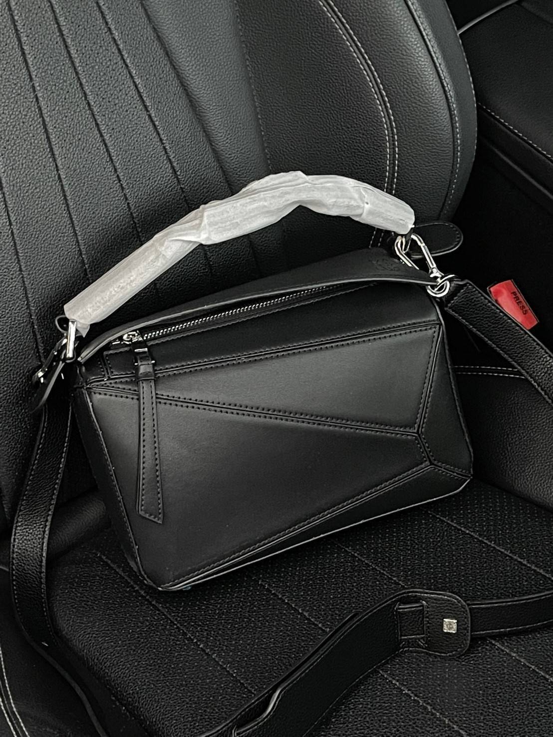 Loewe Puzzle Bag In Classic กระเป๋าทรง Puzzle นี้ออกแบบโดย Jonathan Anderson โดยได้รับแรงบันดาลใจในการออกแบบมาจากรูปทรงของลูกรักบี้ ดังนั้น จึงจะเห็นได้ว่าการตัดเย็บและรูปทรงของกระเป๋านั้นคล้ายคลึงกับลูกรักบี้ รูปทรงดูมินิมอลไม่ทิ้งคอนเซ็ปต์ของแบรนด์ สามา