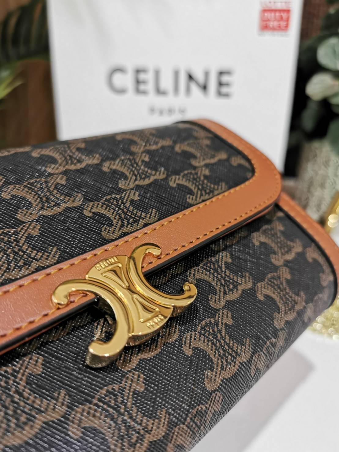 CELINE CLUTCH BAG WITH CHAIN VIP GIFT WITH PURCHASE GWP กระเป๋าพรีเมี่ยมกิ๊ฟ Limited จาก CELINE HAUTE PARFUME DUTYFREE COUNTER วัสดุ Triomphe Canvas หนังสวยอยู่ทรงเปิดปิดด้วยฝาปิดกระดุมประดับโลโก้แบรนด์สีทองด้านหน้า ภายในมีช่องแบ่งหลายช่อง มีช่องใส่บัตรหล