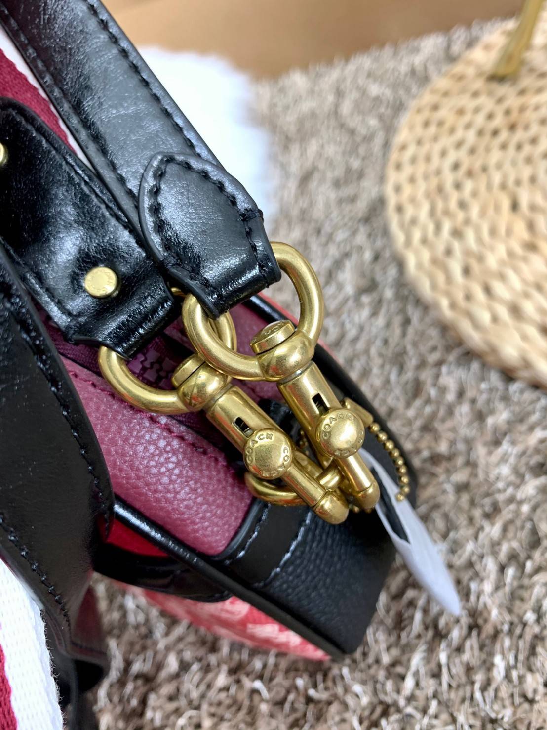 COACH KAT CROSSBODY WITH HORSE AND CARRIAGE PRINT ((88480//88544)) พร้อมส่งค่ะ! กระเป๋าสะพายแบบครอสบอดี้ร์ หนังแท้อย่างดี ตัวกระเป๋าเก๋ด้วยการพิมพ์ลายรถม้าค่ะ ด้านหน้ามีช่องกระดุมแม่เหล็กสำหรับใส่ของจุกจิกได้ พร้อมโลโก้แบรนด์สุดหรู