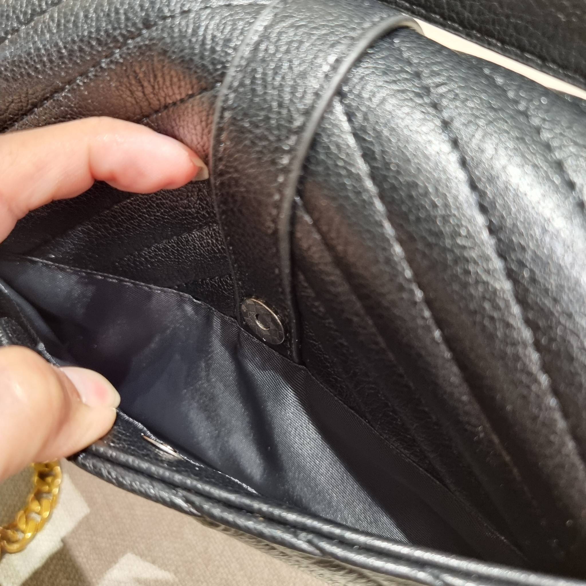 Yves Saint laurent crossbody boutique vip bag กระเป๋าสะพายไหล่ ดีไซน์ทรงสวยหรู พิเศษ แถมฟรี พวงกุญแจห้อยโลโก้ ดูแพงไปหมดจริงๆไอเท็มนี้ วัสดุหนังสังเคราะห์ลายคาร์เวีย เปิด-ปิดด้วยกระดุมแม่เหล็ก ภายในโล่งกว้าง แบ่งสัดส่วนไว้อย่างดี มาพร้อมหูจับในตัว และสายส