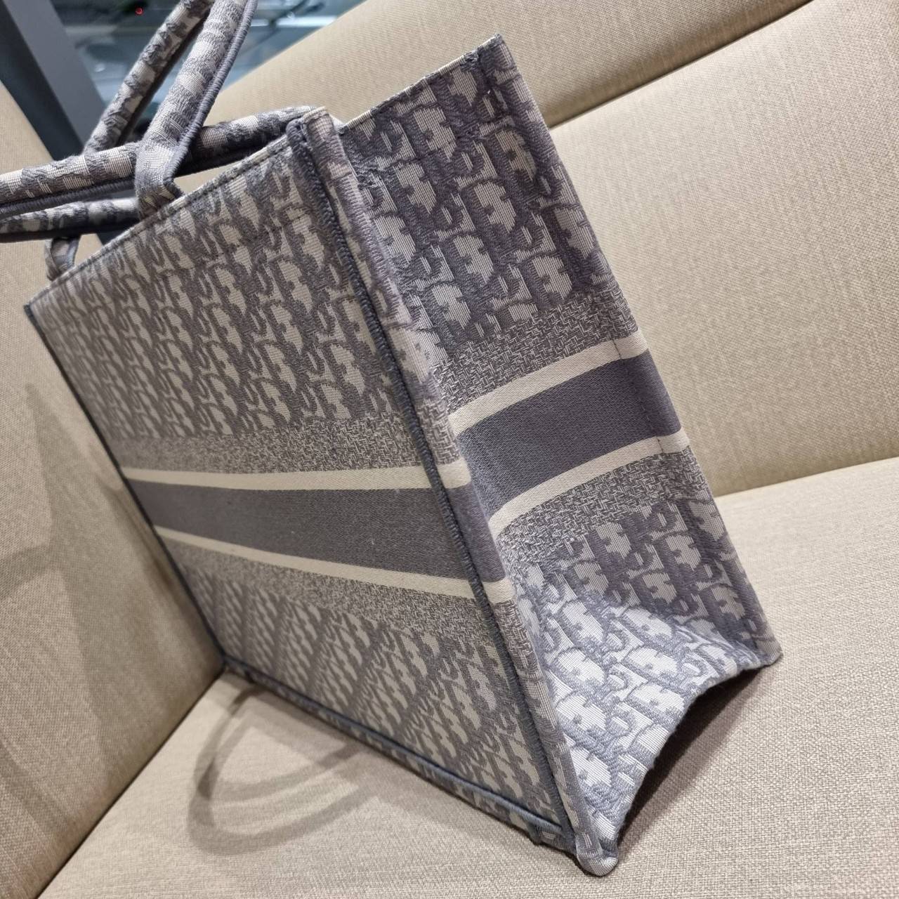 VIP 】HOT ARRIVAL!! DIOR CD SHOPPING BAG WITH GWP กระเป๋าทรงช้อปปิ้งใบใหญ่ จุใจ!! พรีเมี่ยมกิ๊ฟรุ่นดับเบิ้ลฮอต ดีไซน์คลาสสิควินเทจ สวยหรู วัสดุผ้าแคนวาสลายกราฟฟิค ภายในโล่งกว้างมากๆ ใส่ของจุสุดๆ โน้ตบุ้ค ไอแพด กระเป๋าสตางค์ มือถือ หรือเสื้อผ้ายังได้ สะพายค