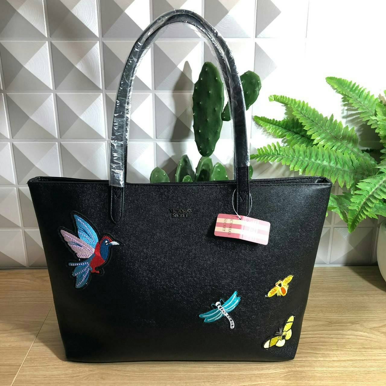 Victoria’s Secret Tote Bag 2019 กระเป๋าถือหรือสะพายลายหนังคาเวียร์ สวยด้านหน้าประดับด้วยโลโก้ ตัวกระเป๋าแต่งด้วยลายปักสวยเก๋ ปากกระเป๋าเปิดปิดด้วยซิปสะดวกใช้ ภายในมีช่องโล่งและช่องเล็กไว้แบ่งเก็บของ ใส่หนังสือ เอกสาร A4 Notebook ipad กระเป๋าสตางค์ ของใช้ไ