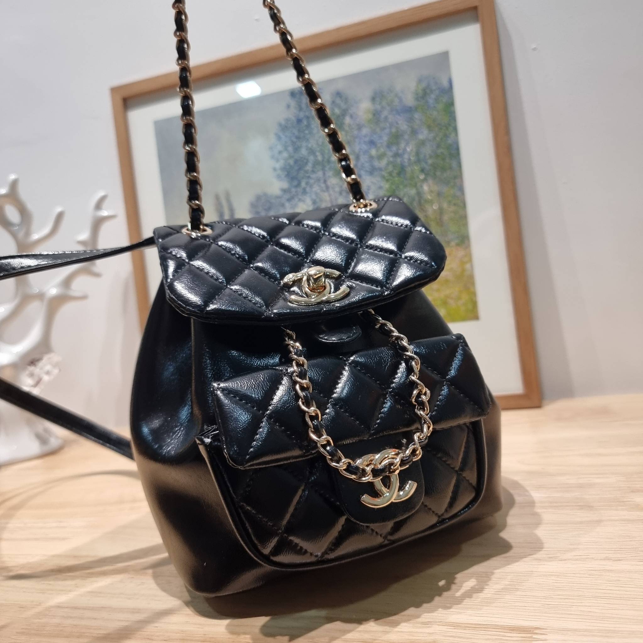 Chanel mini duma backpack กระเป๋าเป้ ไซส์มินิ สุดฮอต น่ารักน่าใช้สุดๆ ไอเท็มยอดฮิต รูปทรงทันสมัย ดีเทลความสวยมากมาย ทั้งสายรูดเก็บปาดกระเป๋า หรือจะช่องเปิดด้านหน้า ก็ดูหรูไปหมด ภายในโล่งกว้าง ใส่ของสำคัญได้