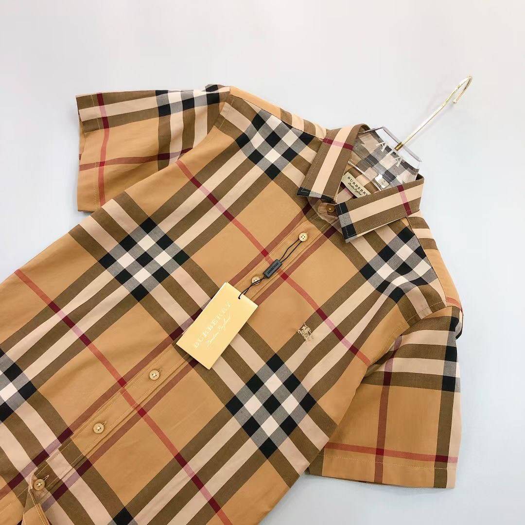 BURBERRY SHIRT / BURBERRY SHORT SLEEVE VINTAGE CHECK SHIRT เสื้อเชิ้ตแขนสั้นแบรนด์เบอเบอรี่ ลายสก็อตสุด classic เรียบหรู ดูดี ภูมิฐานมากๆค่ะ สินค้านำเข้าคุณภาพเทียบแท้ งานสวยเทพ เนื้อผ้าอย่างดี เป๊ะมาก รับประกันความพอใจเลยนะคะ ใส่เป็นเชิ้ตติดกระดุมเนี๊ยบๆ