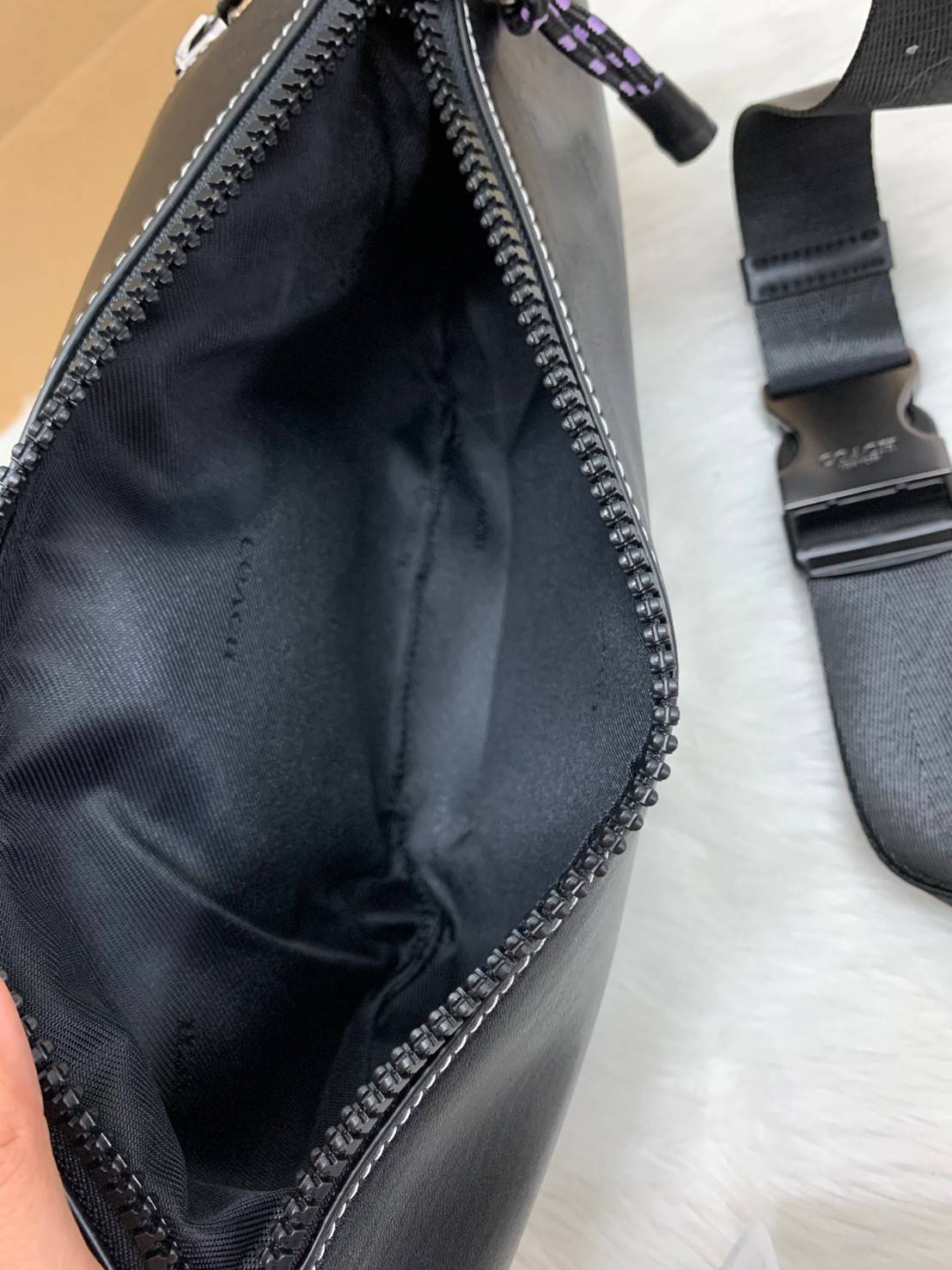 OUTTLET 】COACH Rivington Belt Bag In Signature Canvas With Rexy By Guang Yu (75761) กระเป๋าคาดอก หนังแท้เรียบ นิ่มสวย ด้านหน้าเด่นด้วยลายปริ้นท์เก๋เท่ มากๆค่ะ มีช่องซิปหลักให้2ช่องใส่ของได้จุเลยนะคะ สายคาดเลื่อนปรับแบบฟรีไซด์ค่ะ 📌ใบจริงสวย สะพายวั