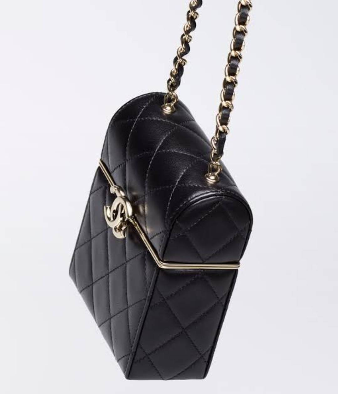 VIP 🥂 Chanel Clutch with Chain / Chanel small box with chain กระเป๋าสะพายเอนกประสงค์ รูปทรงกล่อง ไซส์มินิน่ารัก ใบจริงเห็นแล้วใจบาง หลงรักที่สุด วัสดุหนังสังเคราะห์เดินลายเส้นสวยคม อะไหล่โลโก้สีทองโดดเด่น มาพร้อมสายสะพายในตัว เปิด-ปิดด้วยการกดที่โ