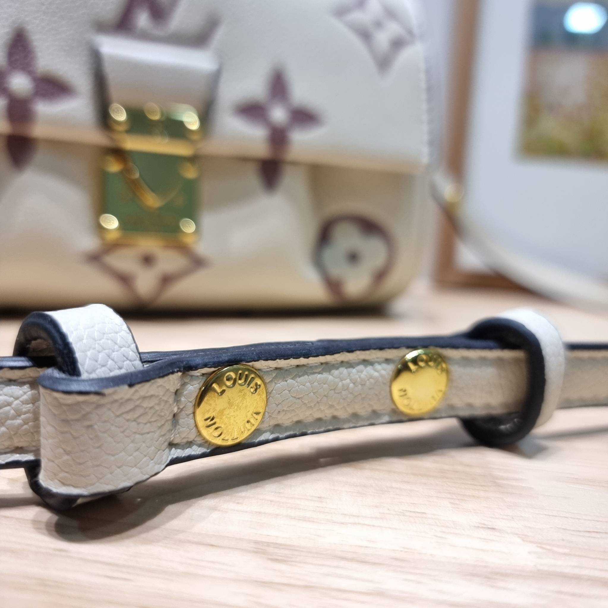 LV Favorite Bicolor Monogram Empreinte Leather - Handbags / LV FAVORITE BAG กระเป๋าสะพายคอลใหม่ล่าสุด สวยหรู ดูแพง ดีไซน์รูปทรงออกมาให้ใช้งานได้ง่าย