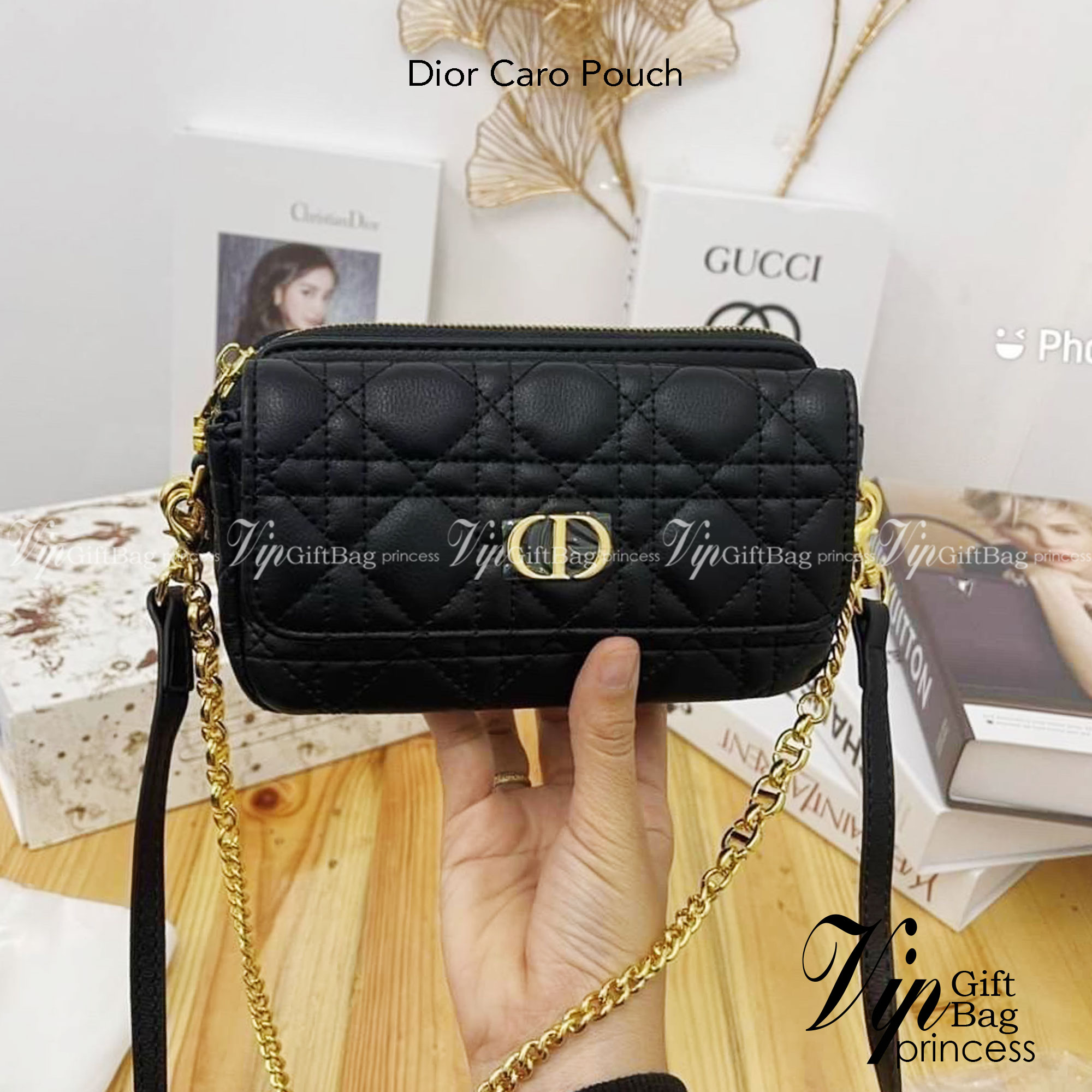 Dior Caro Pouch With Chain กระเป๋าสะพายทรงพอช รุ่นใหม่ ทรงใช้งานง่าย สะดวก กะทัดรัด วัสดุหนังคุณภาพดี มาพร้อมสายหนังสะพาย crossbody และสายโซ่อะไหล่ทองถอดออกได้ ปรับเปลี่ยนได้ตามสไตล์ อีกหนึ่งไอเท็มที่สาวๆต้องมีน้า 🛍 บอกเลยว่าเด็ดจ้า!!