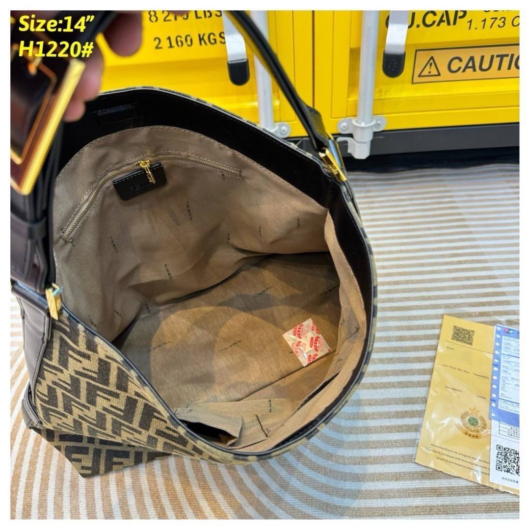 FENDI zucca hobo shoulder bag กระเป๋าสะพายทรงโท้ทใบใหญ่ เป็นรุ่นที่ทุกคนถามหา และมาแรงสุดๆ รูปทรงเรียบง่ายใช้งานได้แบบไม่มีเบื่อ