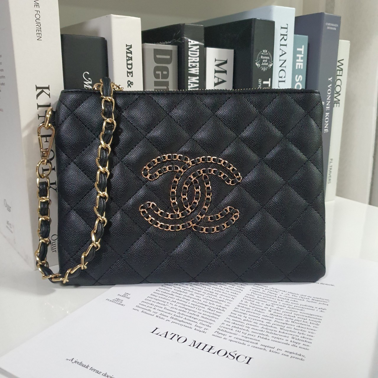 SIZE MEDIUM พร้อมส่งรุ่นขายดี!!! Don't Miss! Chanel Clutch Bag VIP Gift With Purchase (GWP) กระเป๋าคลัชแบนหรือกระเป๋าสตางค์ GWP จาก Chanel Cosmetic Counter Duty free วัสดุหนังคาเวียร์สวยหรูเปิดปิดด้วยซิปสะดวกใช้ ด้านหน้าประดับโลโก้แบรนด์อะไหล่ทองและม