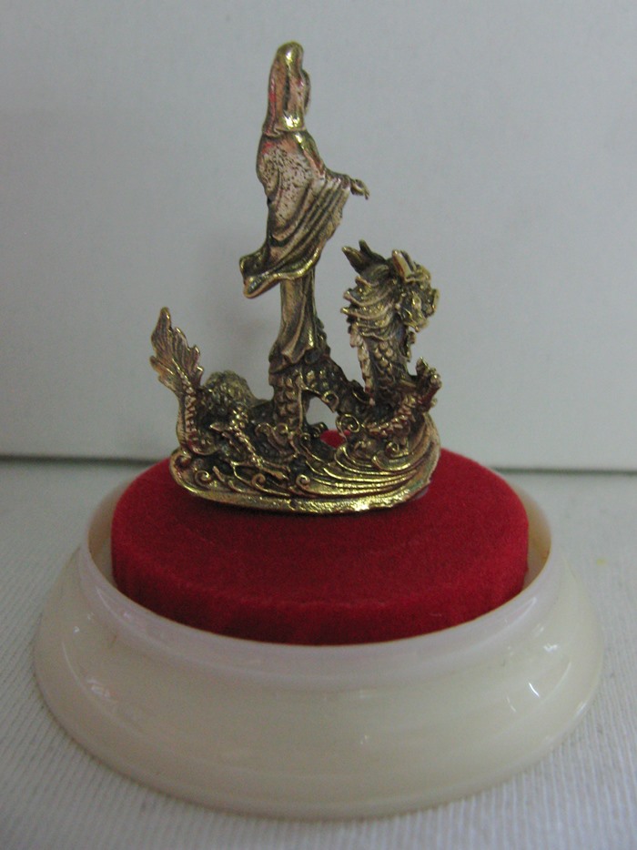 สินค้าหมดค่ะ องค์เจ้าแม่กวนอิมทรงมังกรเนื้อทองเหลืองครอบแก้วใส(บูชาหน้ารถ)พร้อมใบคาถา แก้ชงปีวอก ปี2559ค่ะ