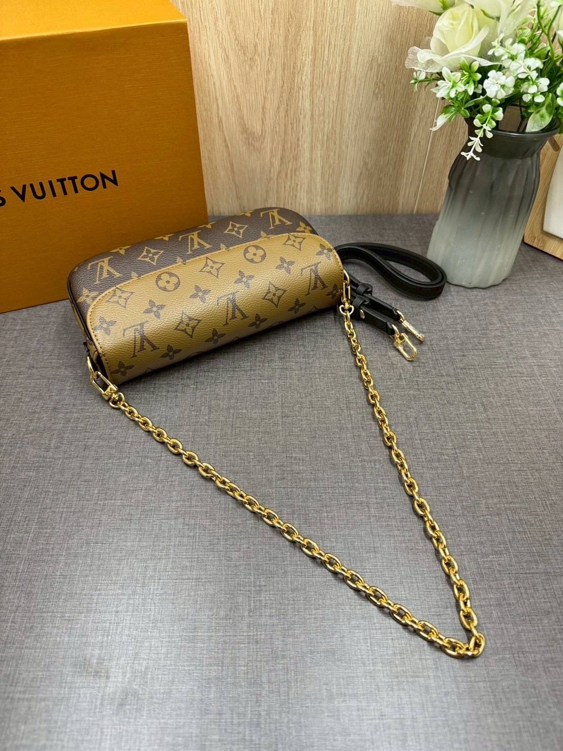 ORI หนังแท้ | LV Ivy chain wallet Bag กระเป๋าสะพายใบเล็ก ดีไซน์กระเป๋าสตางค์โซ่ โดดเด่นด้วยลาย Monogram Reverse Canvas เอกลักษณ์ของ Maison มอบลุคใหม่สดใส