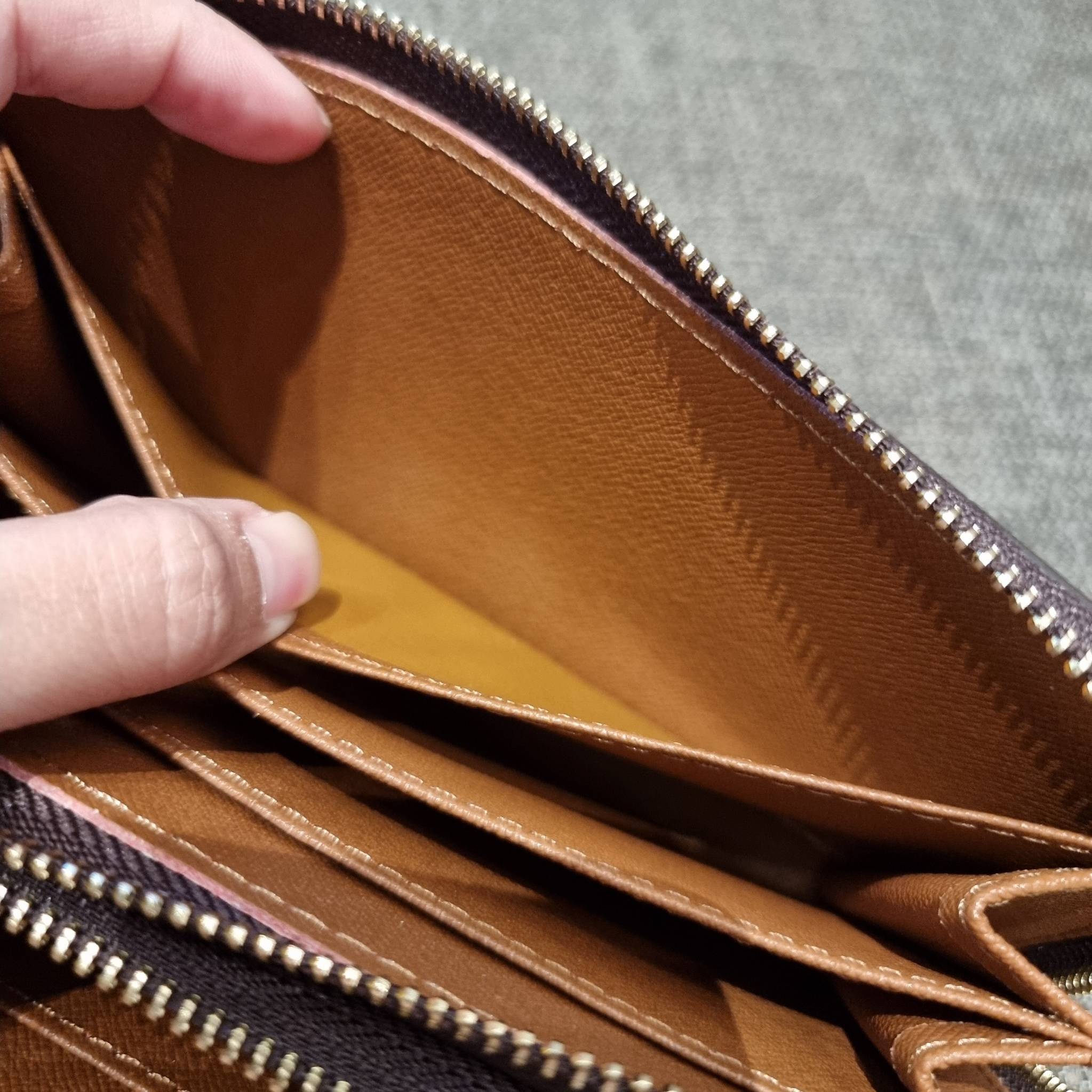 2ซิปก็ต้องมาแล้วแหละ!! IN STOCK แล้ว!! ด่วน!! เตือนแล้วน้า!!! LV long wallet ไอเท็มสุดฮิต ติดทุกกระแส แรงไม่เคยตก รุ่น unisex ที่จะหนุ่มๆสาวๆ ก็เลิฟได้หมด!! ใบยาวขนาดกำลังเหมาะมือ รอบนี้คือดี คุ้ม เพราะมาสองซิป ใส่กันแบบเน้นๆ เงินตุงกระเป๋ารับทรัพย์!! ถือ