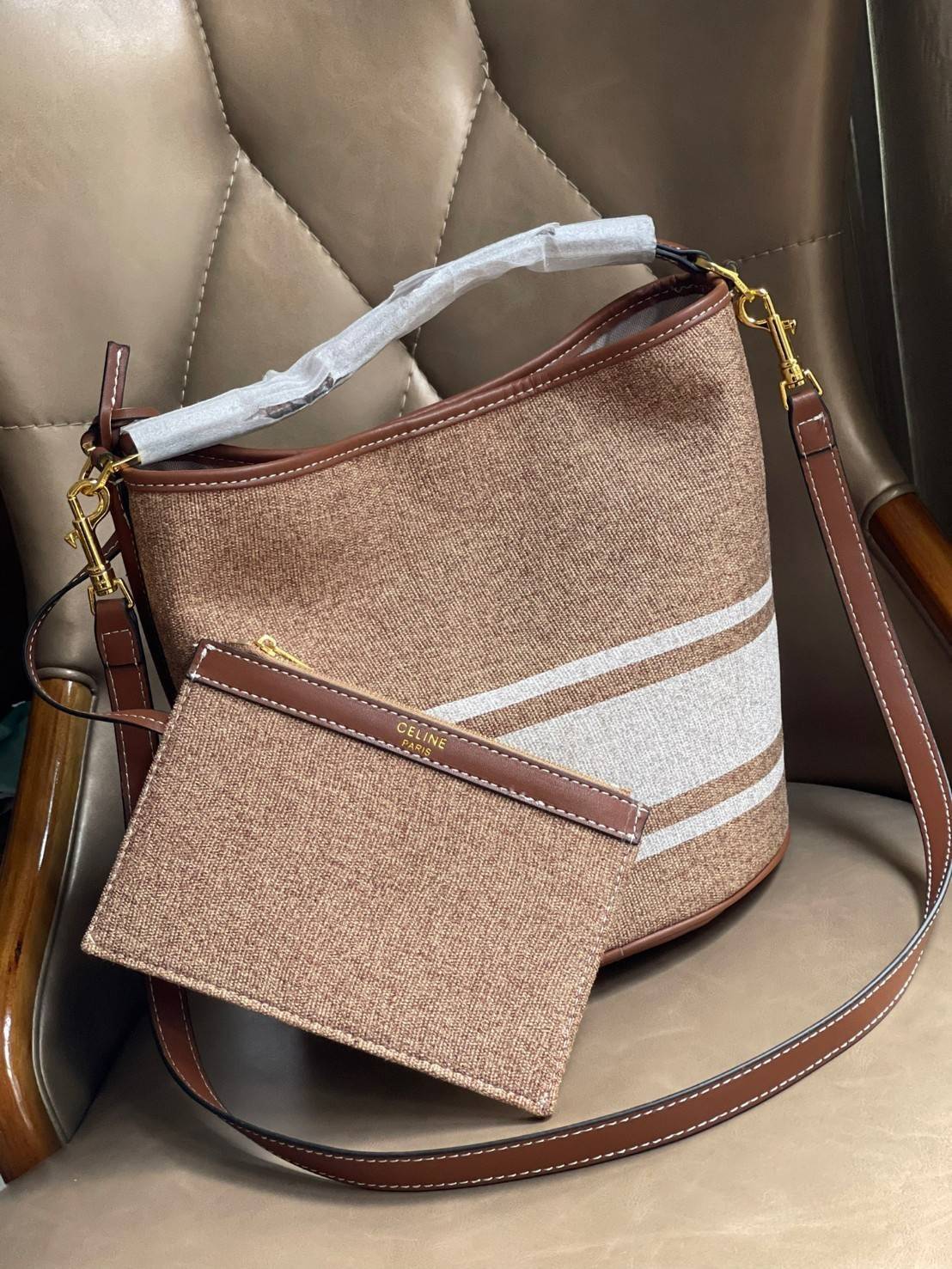 Celine Bucket Bag In Textile with Celine Logo สาว ๆ คนไหนกำลังมองหากระเป๋าสะพายที่สามารถจุของได้แบบกำลังพอดี เราขอแนะนำเป็นใบนี้เลยค่ะ เพราะมีขนาดที่ไม่เล็กและไม่ใหญ่จนเกินไป ให้ความคล่องตัวสูง มีฐานกว้างสามารถใช้สะพายไหล่เมื่อต้องการออกงานทางการหรือจะสะพ