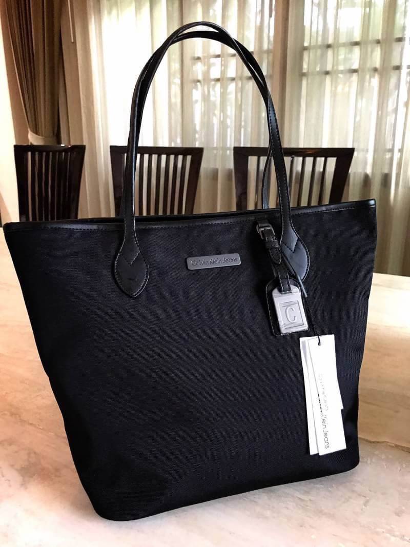 CALVIN KLEIN" JEANS TOTE BAG กระเป๋าสะพาย Calvin Klein Jeans Limited Edition จาก Calvin Klein Jeans วัสดุ Polyester คุณภาพดีเนื้อหนาน้ำหนักเบา ด้านหน้าประดับโลโก้ Calvin Klein Jeans พร้อม TAG ห้อยที่หูหิ้วดูมีดีเทล เปิดปิดด้วยซิปสะดวกใช้ หัวซิปโลโก้แ