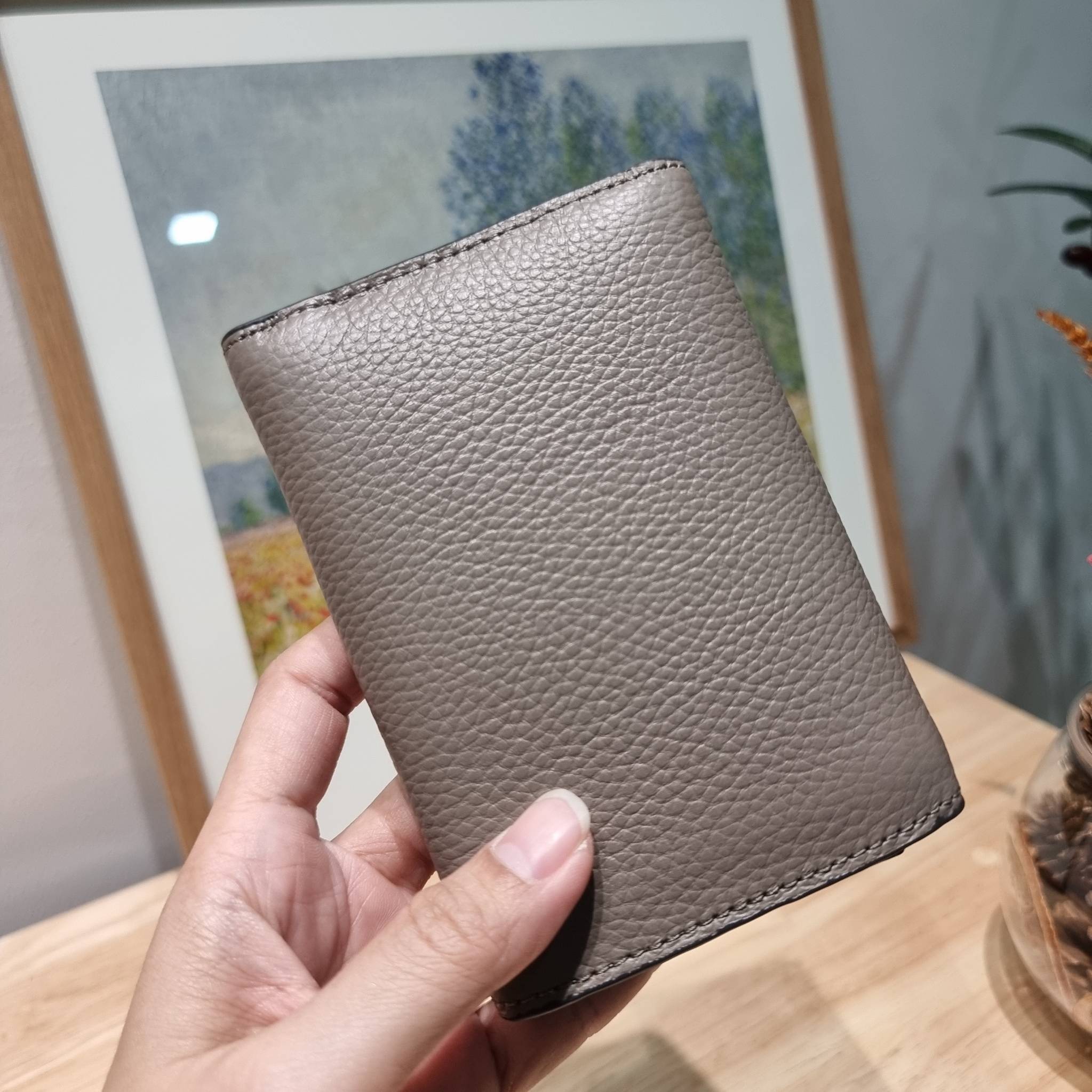 TORY BURCH KIRA MIXED MATERIALS MEDIUM FLAP WALLET กระเป๋าสตางค์ใบกลาง รุ่นยอดนิยม ดูหรูหรา ดูแพง ดีไซน์คลาสสิค ขนาดกำลังพอเหมาะ