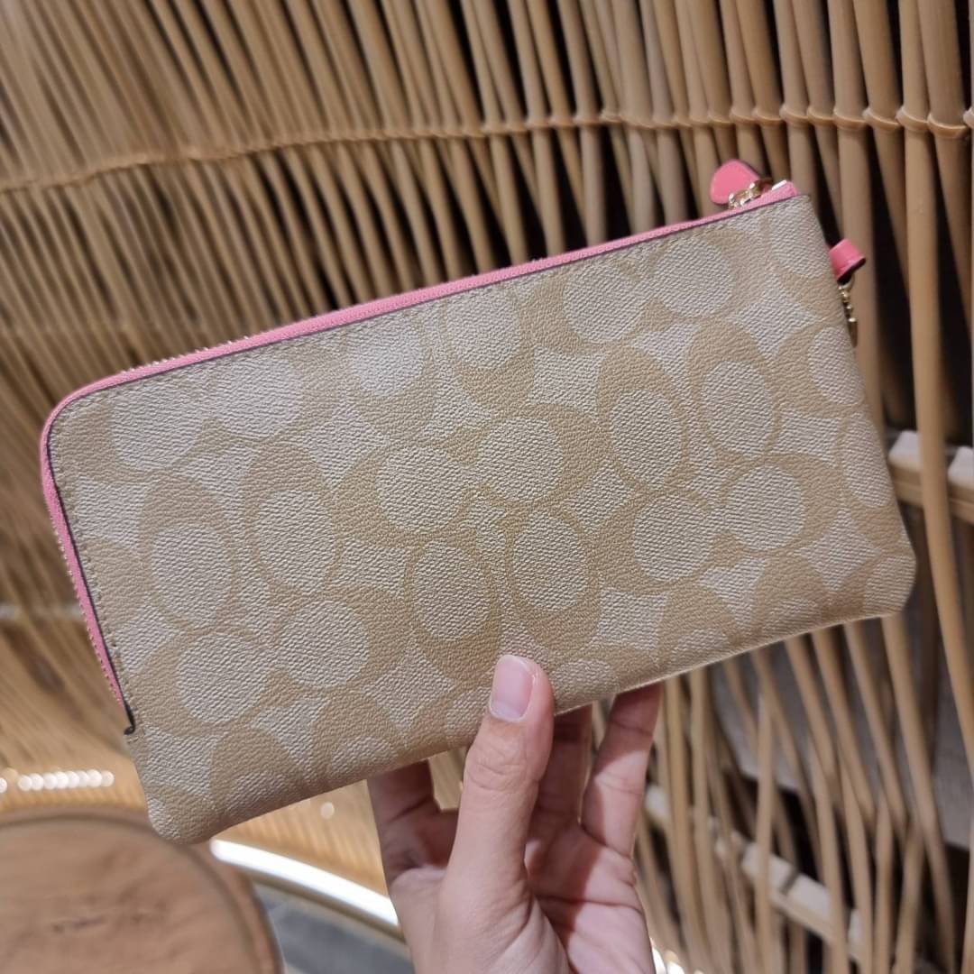 COACH F54057 DOUBLE ZIP WALLET IN SIGNATURE กระเป๋าคล้องมือ size L ใบนี้ใส่มือถือได้ทุกรุ่น ขนาดกำลังดี พกพาสะดวกมากๆ วัสดุหนังสังเคราะห์ ภายในเป็นผ้าสีสวยคม ใส่ธนบัตร ใส่บัตรได้เยอะ ใส่มือถือได้สบายๆทุกรุ่น ตอบโจทย์สาวๆที่ไม่ชอบพกเยอะวุ่นวายจ้า ใบนี้เอาอ