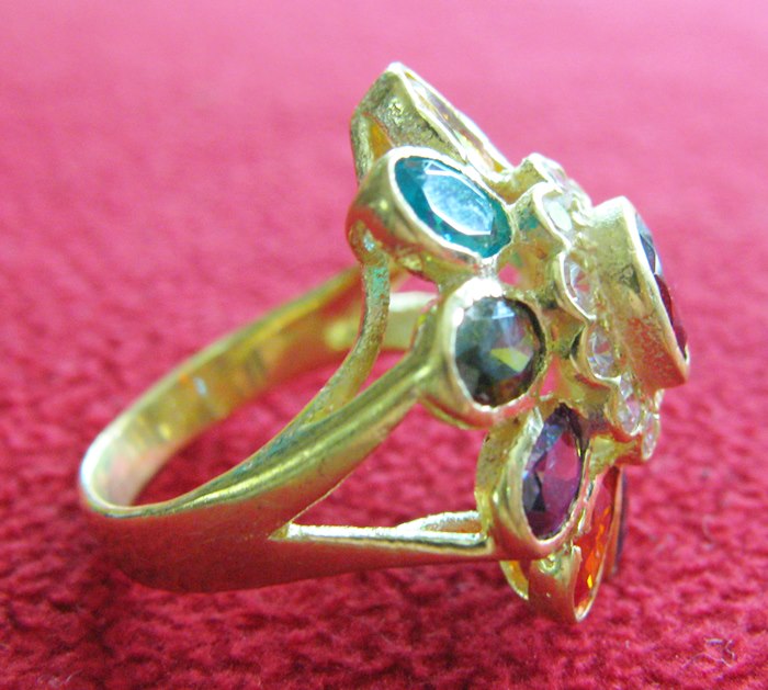 แหวนพลอย10สี รูปดอกไม้ ทองเหลือง แบบ2ค่ะ