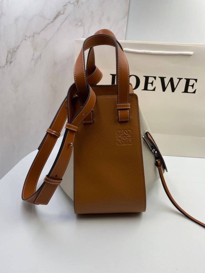 VIP GIFT 】หนังแท้ Loewe Small Hammock bag in pebble grain calfskin A multifunctional bag with supple side panels that release to change its shape. Looped straps allow the bag to be worn in multiple ways. This small version is in pebble grain calfskin.