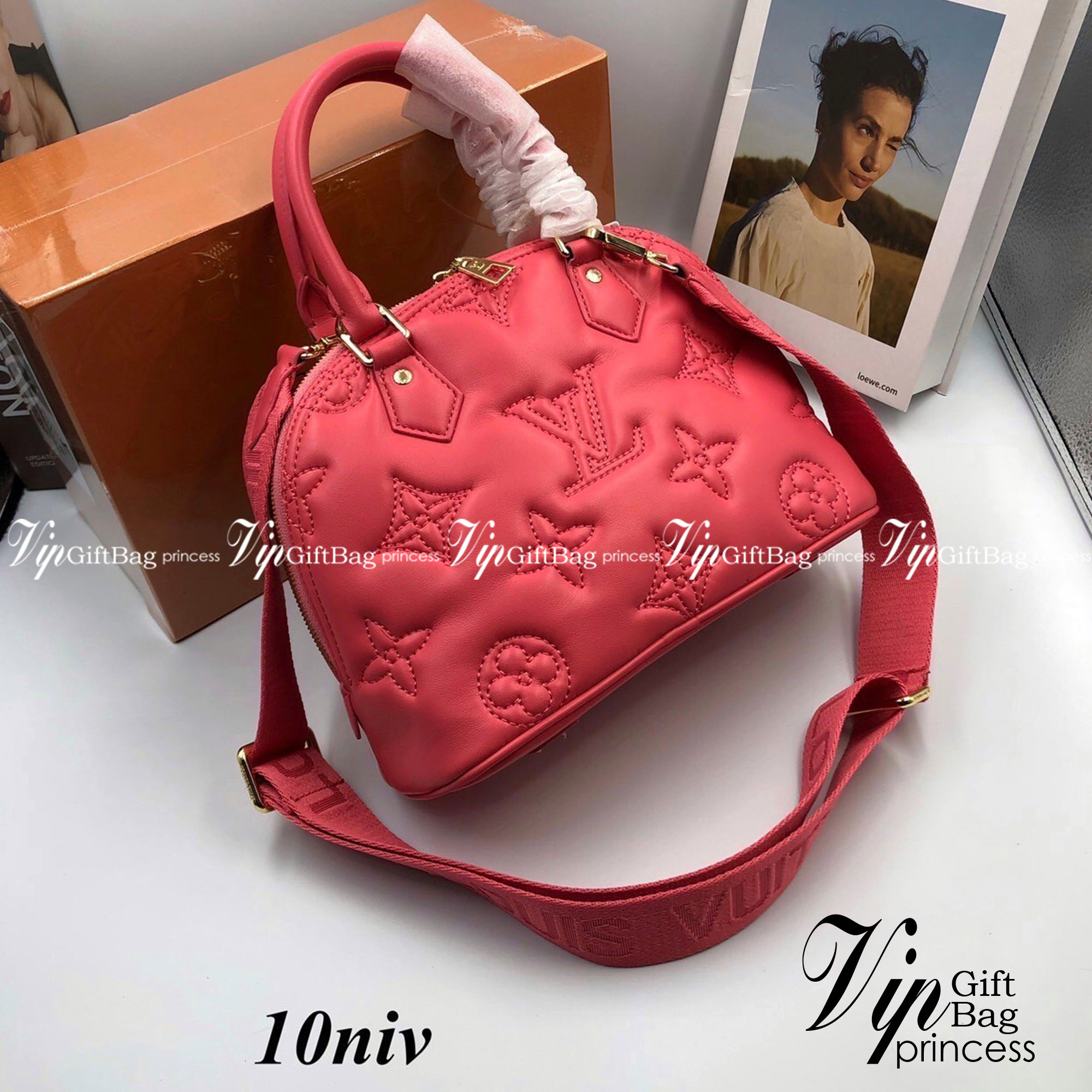 LV Alma BB Vernis กระเป๋าทรงโดมสุดฮิต ที่สาวๆตามหา สวยสะพายขับผิว อัคลุคไฮน์ที่สุด ขนาดกำลังดี เรียบแต่หรู หูจับในตัวทำให้ใช้งานได้สะดวก พิเศษมีสายสะพายสปอร์ตเส้นใหญ่ ปรับเปลี่ยนตามลุคแต่ละวันได้เลย เปิด-ปิดด้วยซิป ภายในโล่งกว้าง ใส่ของสำคัญได้ครบถ้วน น่า