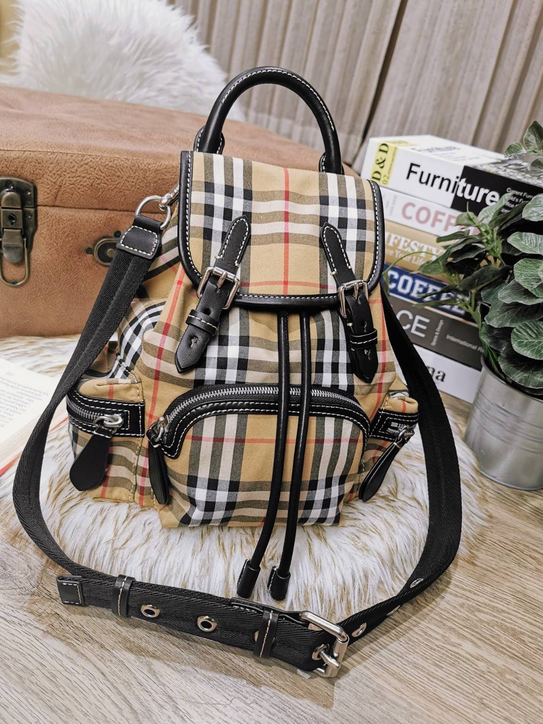 พรีเมี่ยมกิ๊ฟแท้ 100% 】BURBERRY FRAGRANCES VINTAGE 2WAYS RUCKSACK BACKPACK VIP GIFT WITH PURCHASE (GWP) กระเป๋าสะพายพรีเมี่ยมกิ๊ฟLimitedจากเคาน์เตอร์ BURBERRY FRAGRANCES วัสดุ Nylon Canvas ลาย Burberry Vintage Signature สวยคลาสสิค