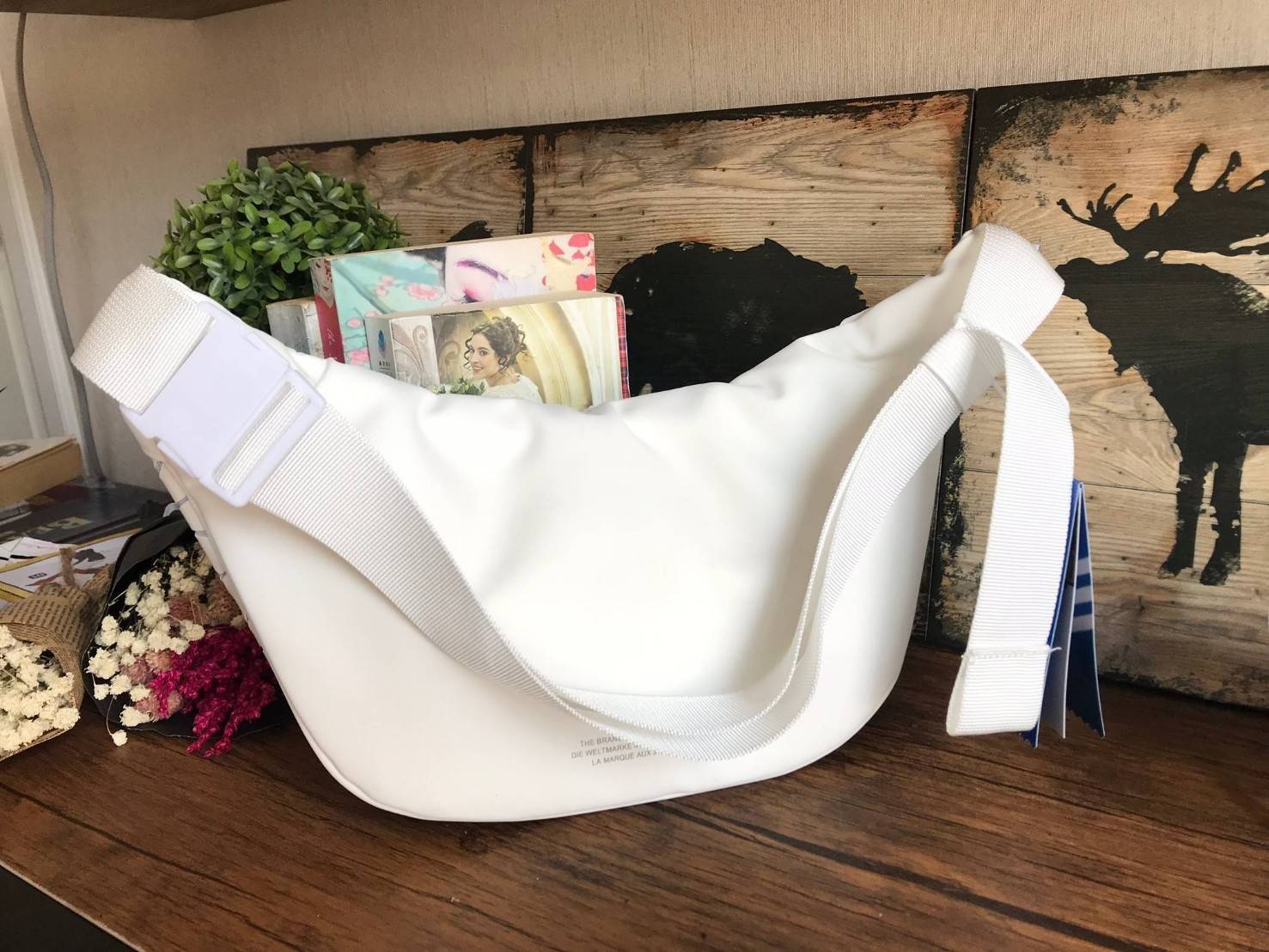 Adidas Originals 3D Mini Airline (ISSEY MIYAKE Style Shoulder Bag) กระเป๋าสะพายสไตล์สปอร์ตแบบคาดเอวคาดอกรุ่นใหม่ดีไซน์สุดฮิตสไตล์ ISSEY MIYAKE ใช้ได้ทั้งชายและหญิง ขนาดกำลังดี น้ำหนักเบา ด้านหน้าประดับโลโก้แบรนด์ เปิดปิดด้วยซิปสะดวกใช้อะไหล่ปั้มแบรนด์สวยด